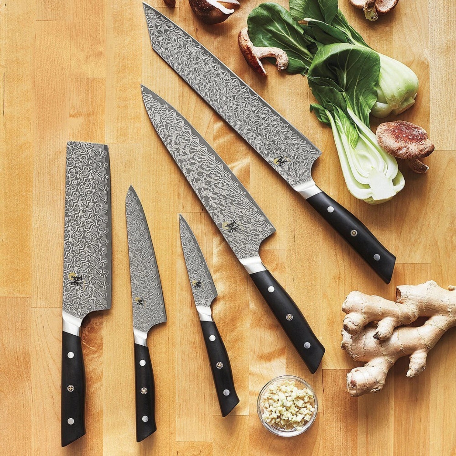 Miyabi Hibana 800DP Santoku-Messer, 180 mm, mit elegantem Damastdesign und ergonomischem Griff, perfekt für präzises Schneiden in der Küche.