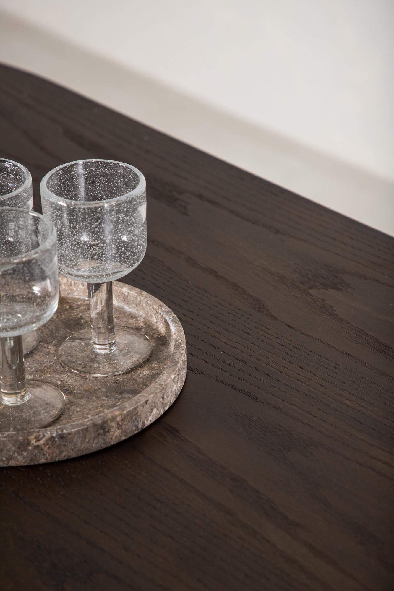 Eleganter Esstisch Stone von Furniture Fashion: oval, robust und stilvoll. Perfekt für gesellige Runden und moderne Wohnkonzepte.