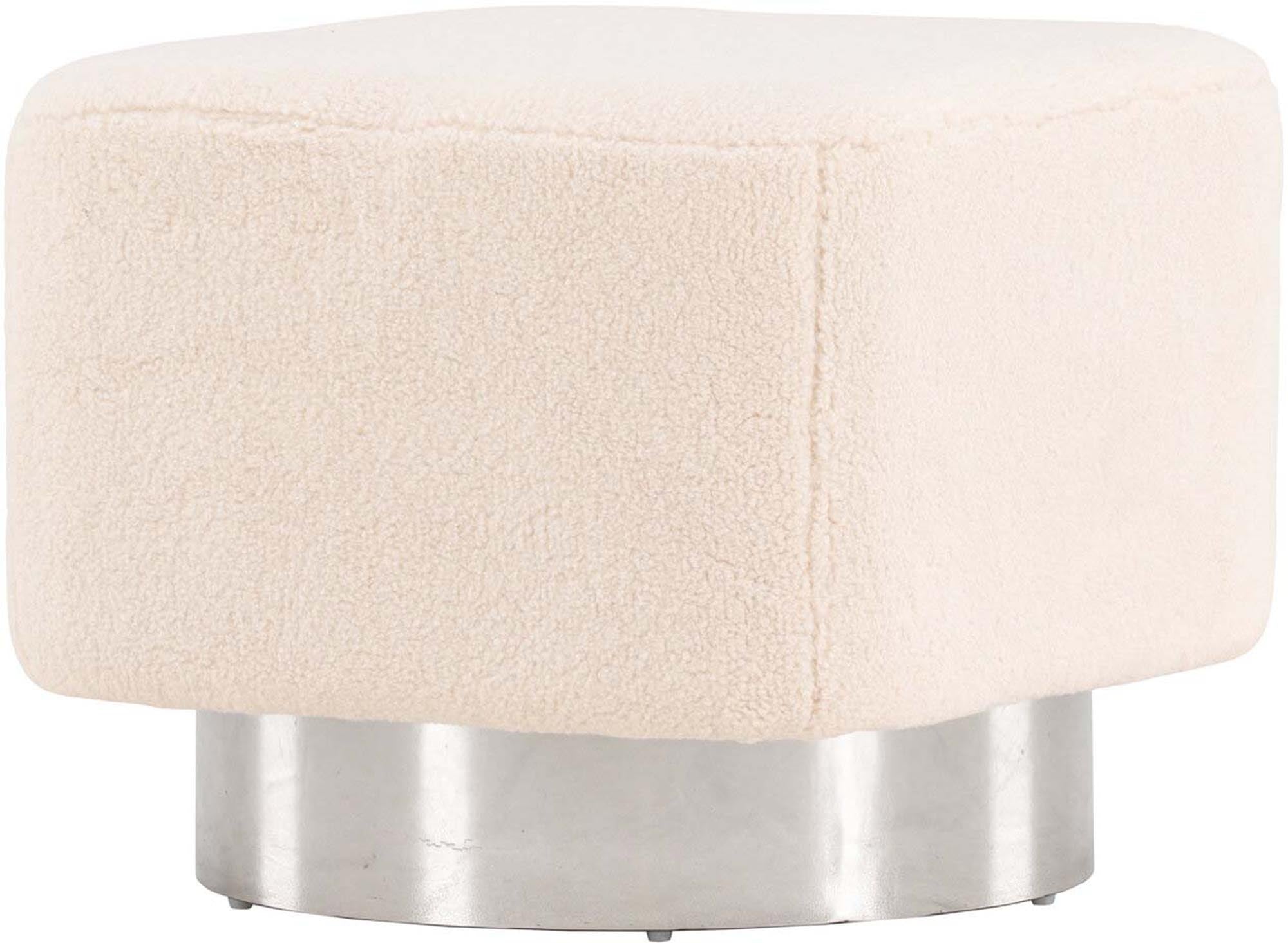 Der stilvolle Newton Hocker von Venture Home vereint Komfort und Eleganz. Der plüschige Teddy-Stoff und der moderne Rahmen machen ihn zum perfekten Accessoire für jedes Zuhause.