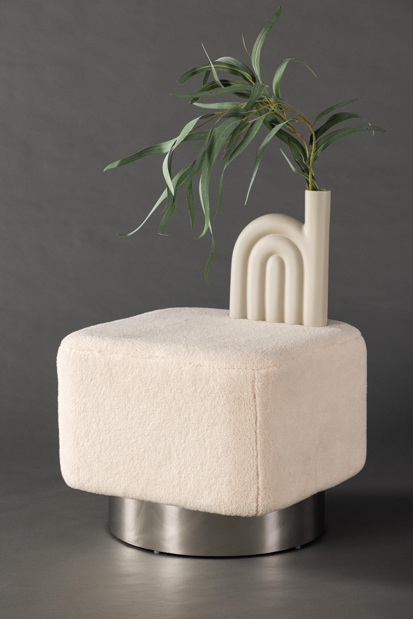 Stylischer Newton Hocker von Venture Home aus weichem Teddy-Stoff. Ideal für Komfort und Eleganz in jedem Raum.