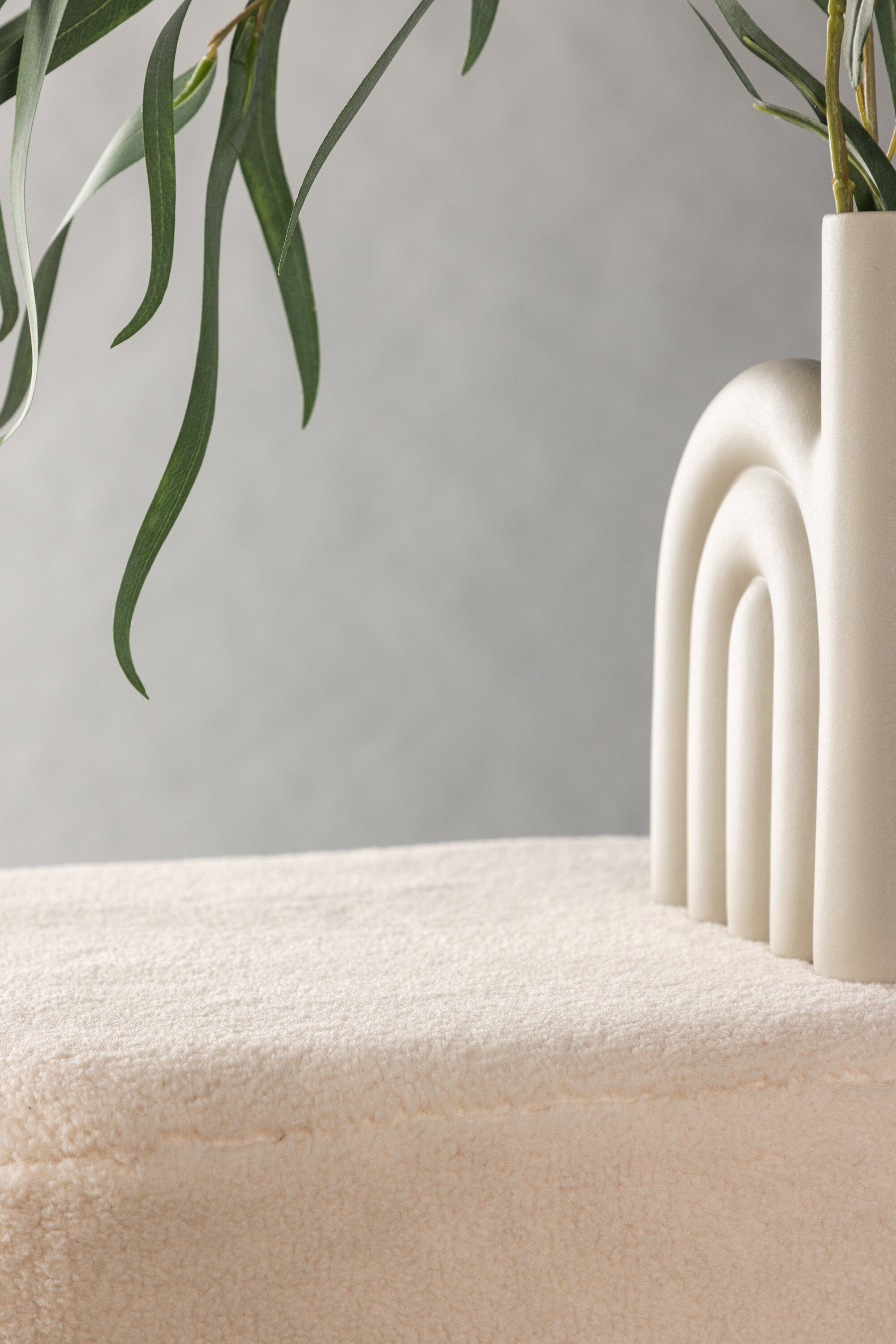 Newton Hocker in Cremefarben präsentiert im Onlineshop von KAQTU Design AG. Pouf ist von Venture Home