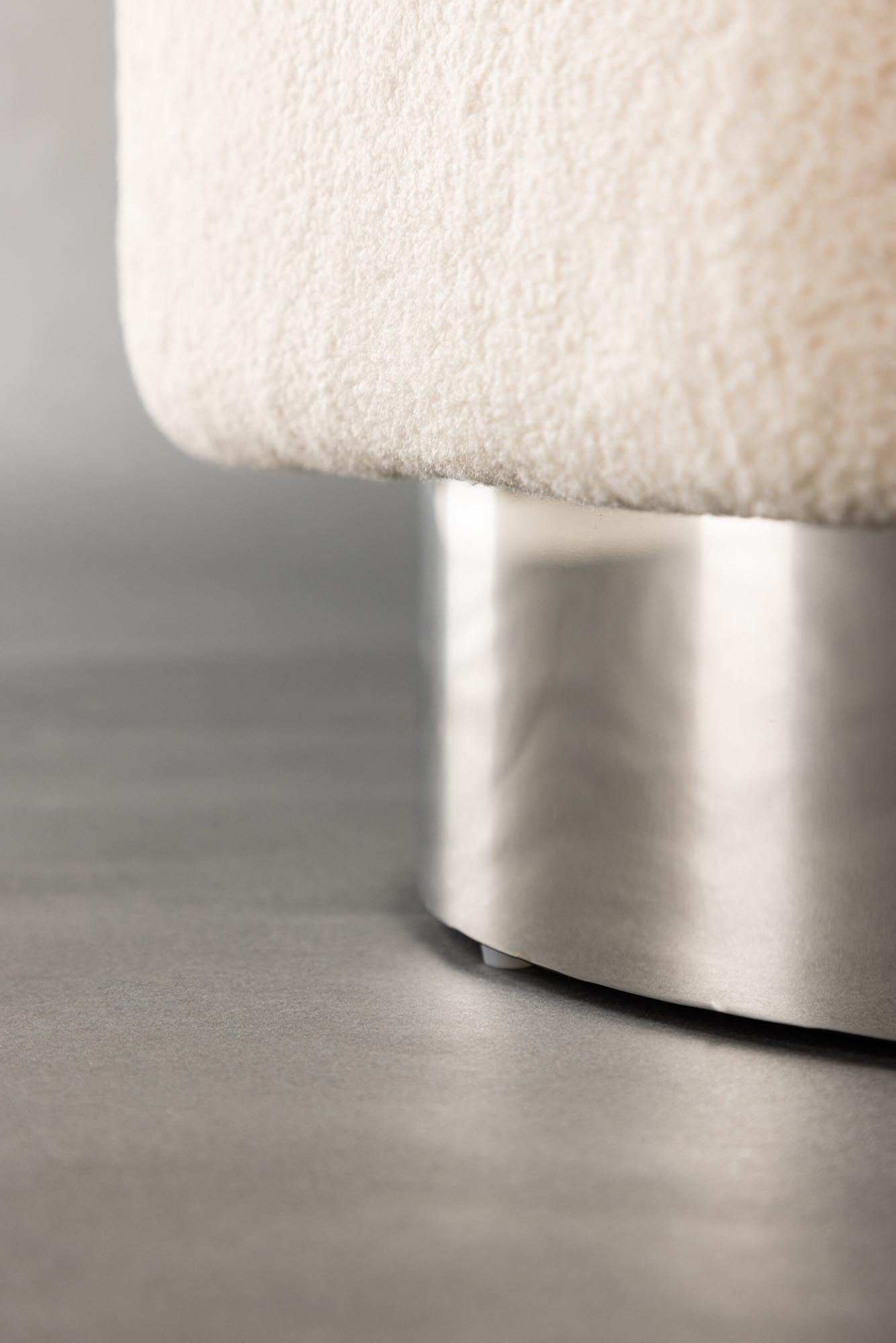 Eleganter Newton Hocker von Venture Home, der mit seinem weichen Teddy-Stoff und modernem Design jeden Raum aufwertet.