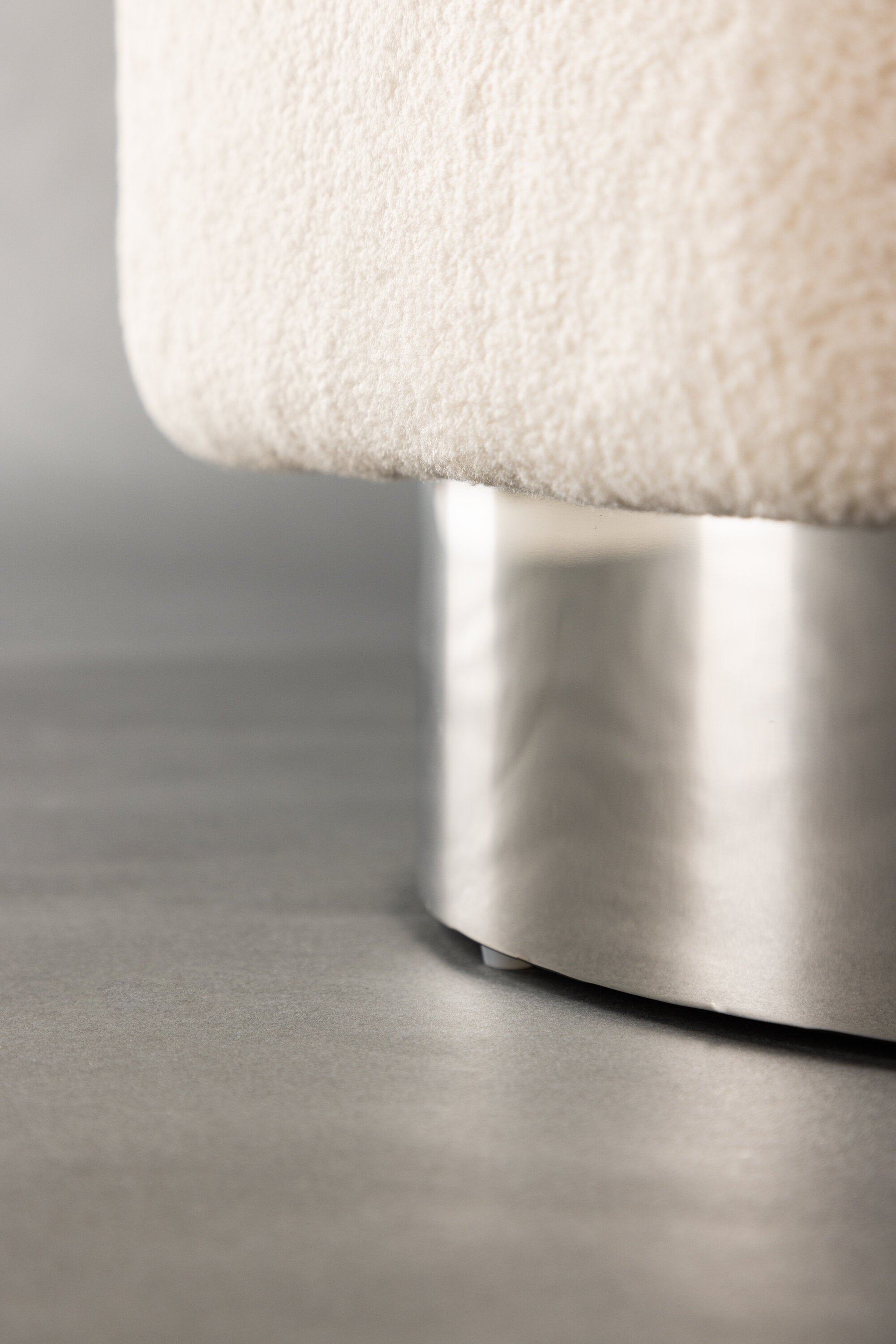 Newton Hocker in Cremefarben präsentiert im Onlineshop von KAQTU Design AG. Pouf ist von Venture Home