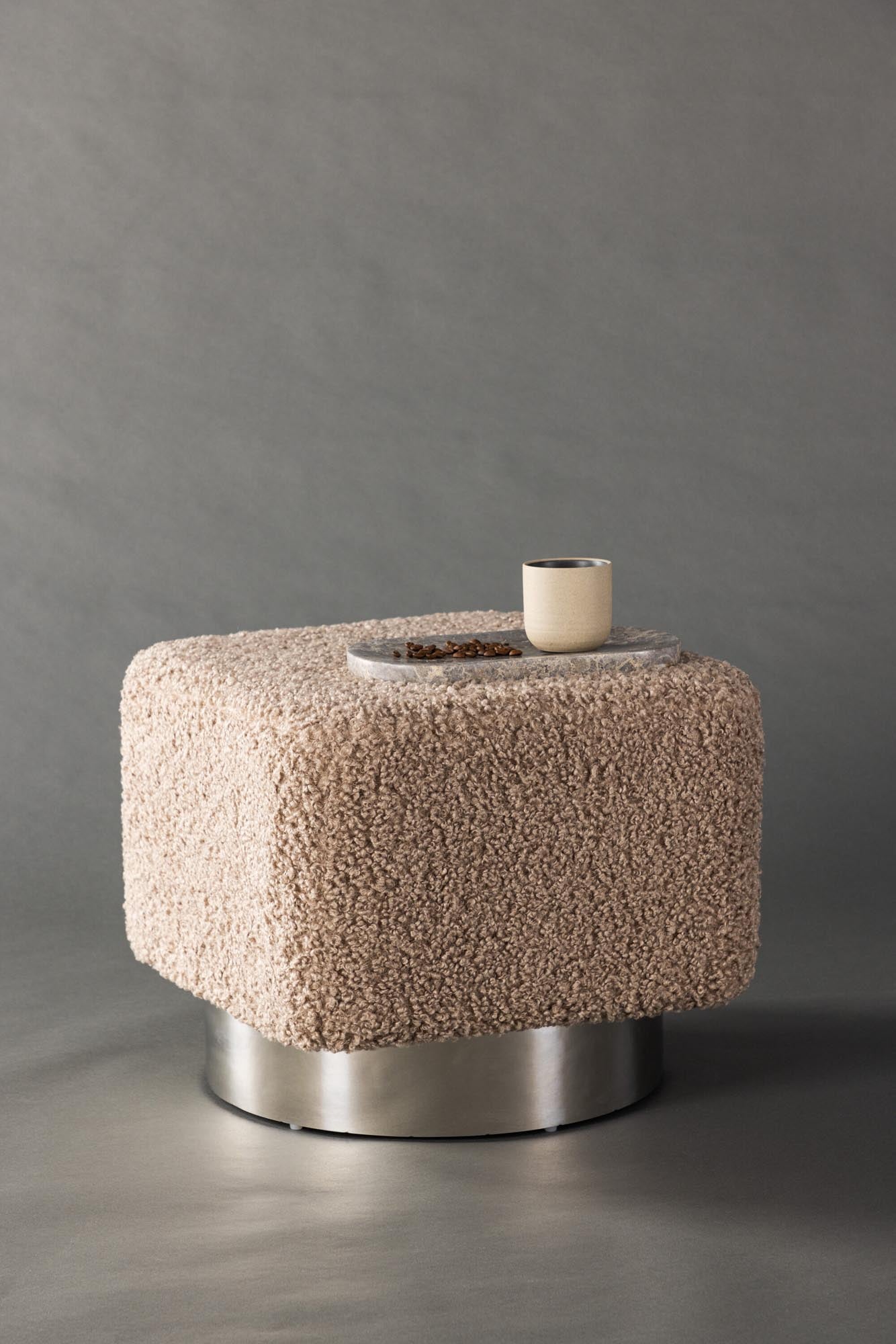 Der Newton Hocker von Venture Home: Eleganter Pouf aus weichem Teddy-Stoff, ideal für Komfort und Stil in jedem Wohnraum.