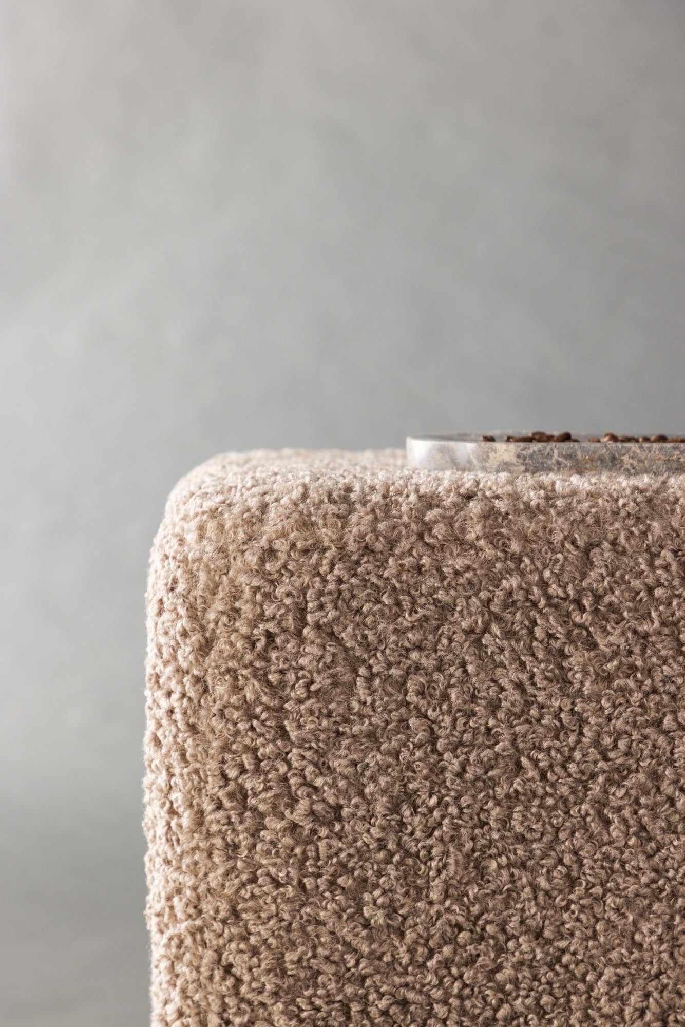 Der Newton Hocker von Venture Home: Stilvolles Möbelstück aus plüschigem Teddy-Stoff, perfekt als Sitzgelegenheit oder Fussstütze für Ihr Zuhause.