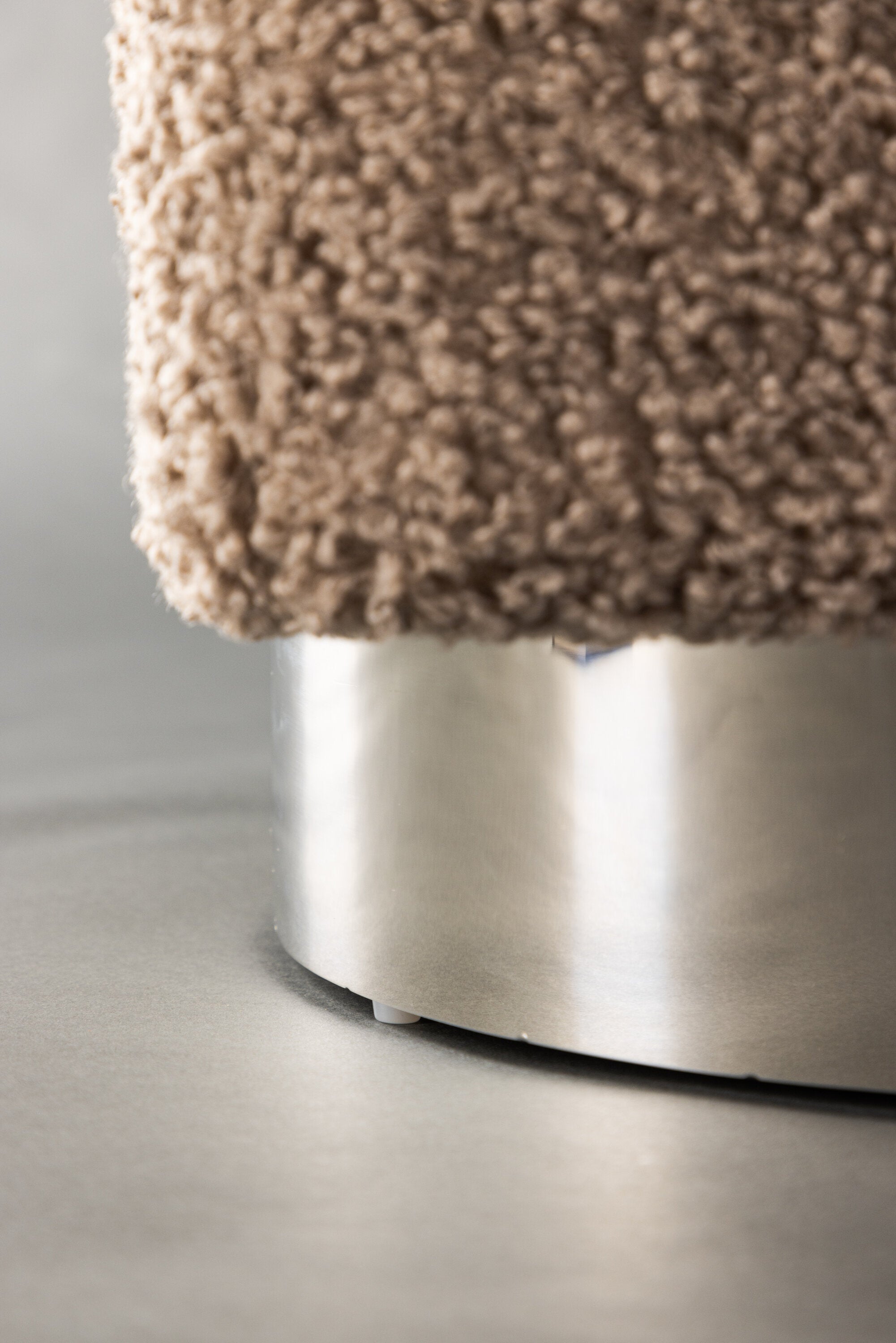 Newton Hocker in Braun präsentiert im Onlineshop von KAQTU Design AG. Pouf ist von Venture Home