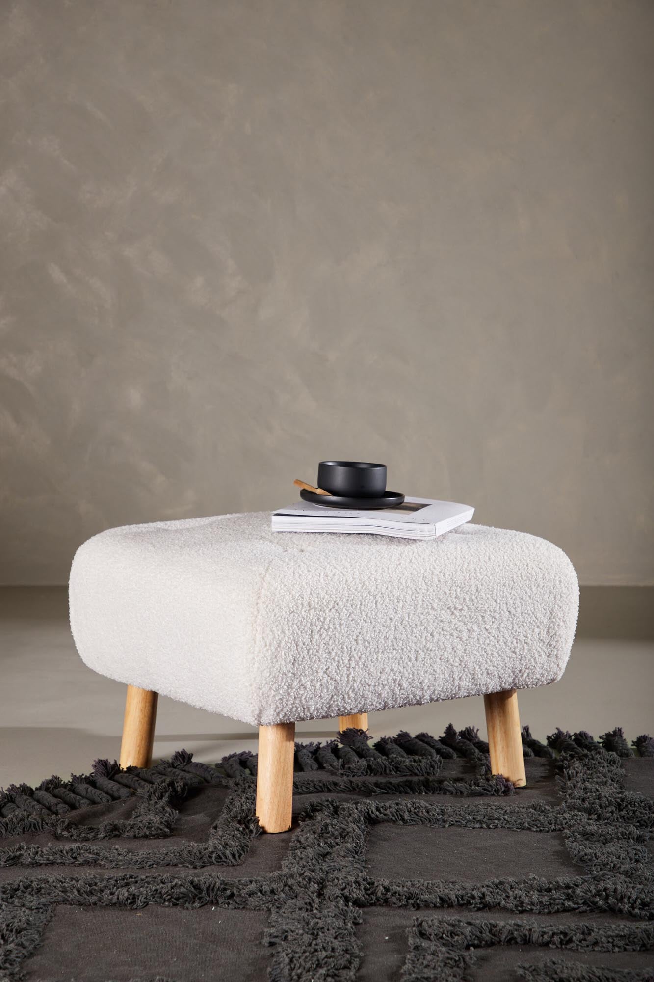 Entdecken Sie die elegante Salina Ottomane von Venture Home – ein stilvoller Pouf in zeitlosem Schwarz, perfekt für jeden Raum und vielseitig einsetzbar.