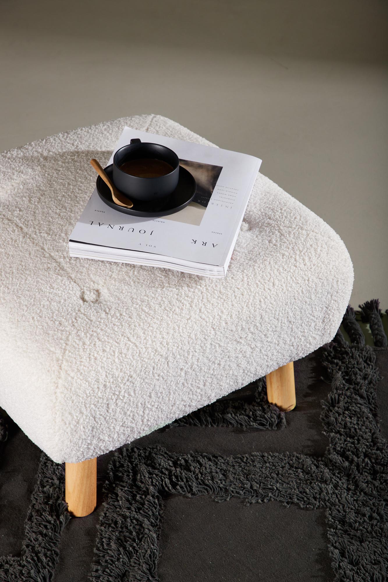 Erleben Sie die Salina Ottomane von Venture Home – ein eleganter Pouf in edlem Schwarz, der Komfort und Stil in Ihr Zuhause bringt.