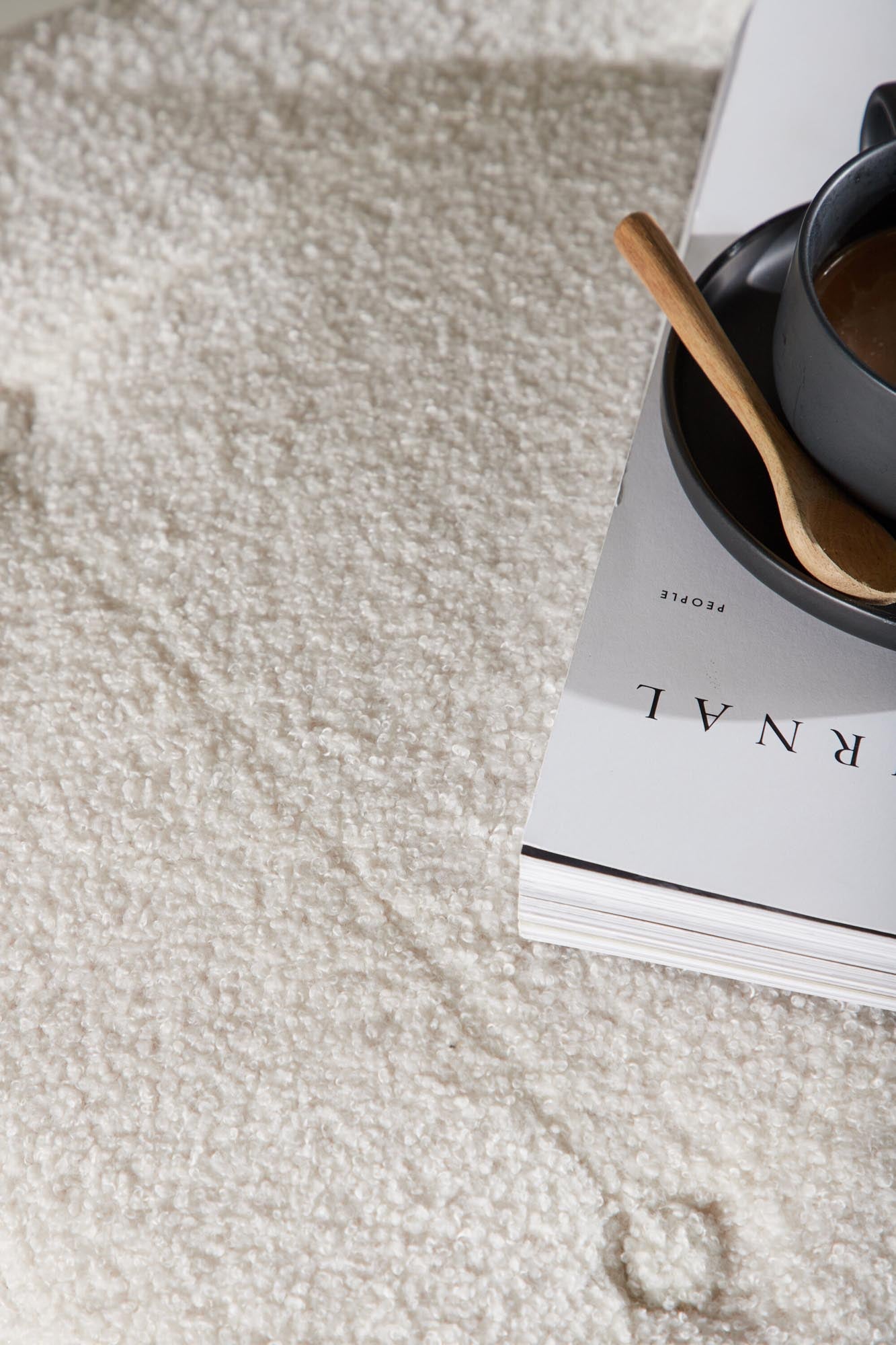 Stilvolle Salina Ottomane von Venture Home in klassischem Schwarz.