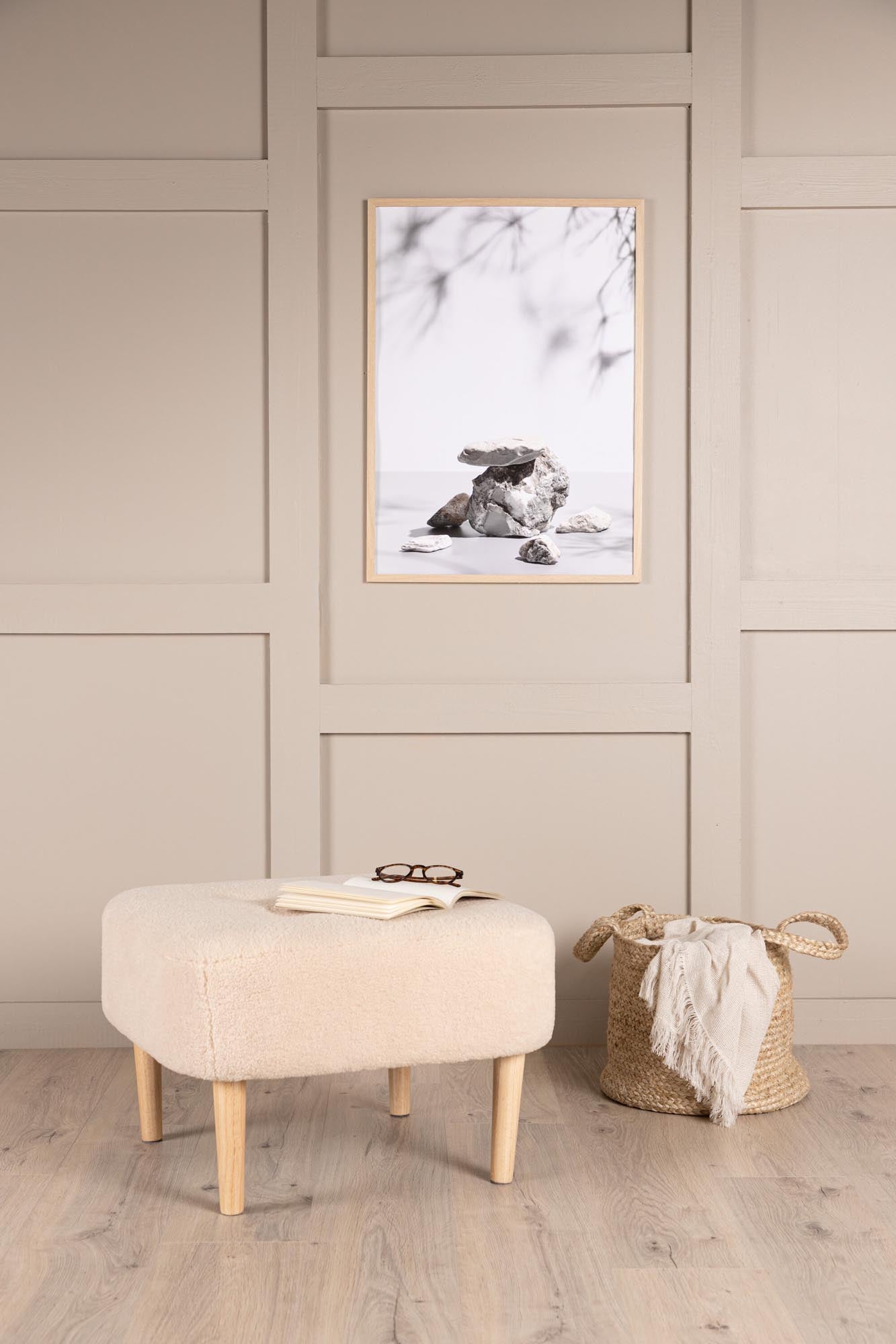 Vielseitige Salina Ottomane von Venture Home: Stilvoll, komfortabel und ideal für jedes Wohnambiente in elegantem Schwarz.