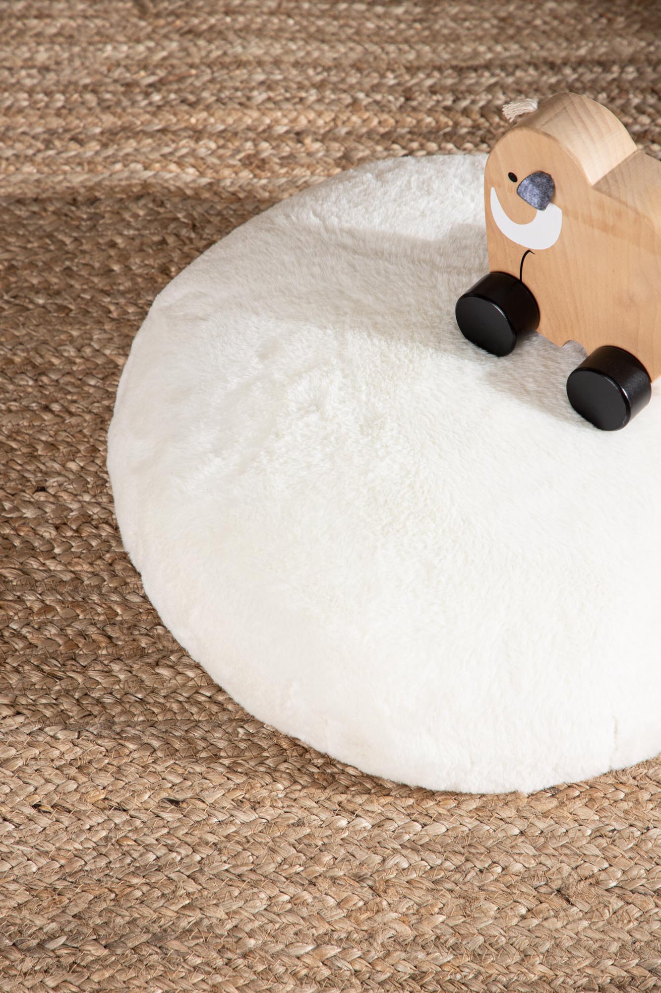 Eleganter Ruston Pouf von Venture Home für modernes Wohndesign.