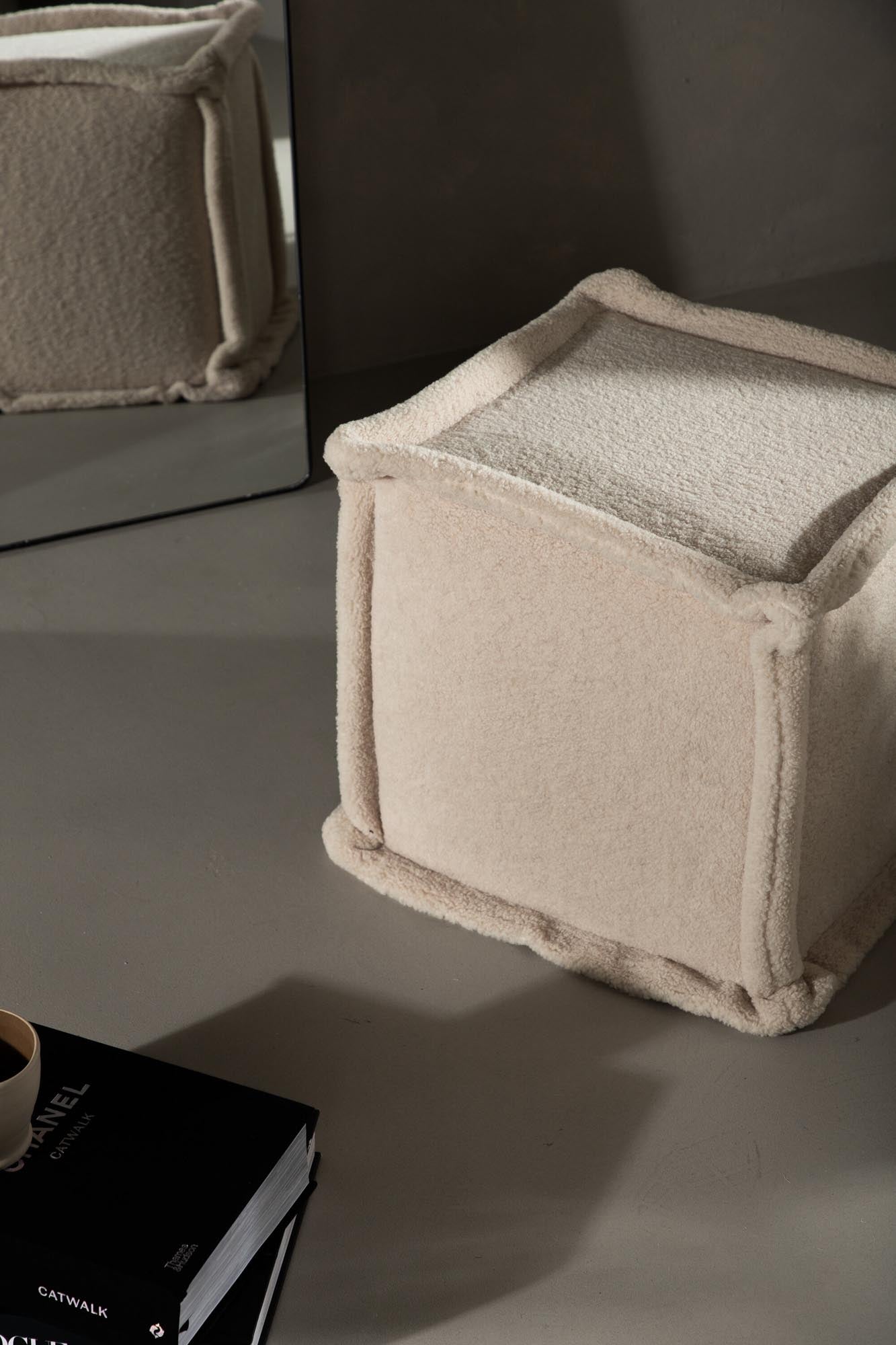 Castine Ottoman / Pouf in Weiss präsentiert im Onlineshop von KAQTU Design AG. Pouf ist von Venture Home