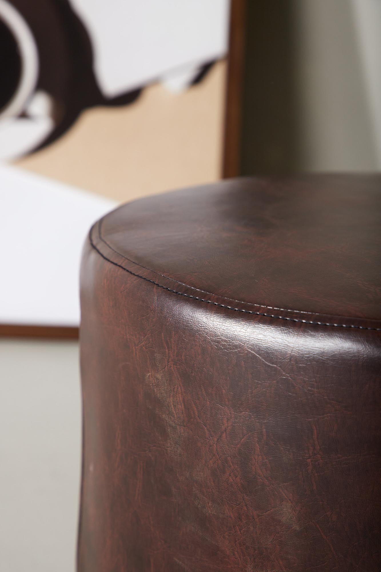 Vielseitiger Eastport Ottoman von Venture Home: Komfortabel, pflegeleicht und ideal für jeden Raum. Perfekt als Sitzgelegenheit oder dekoratives Element.