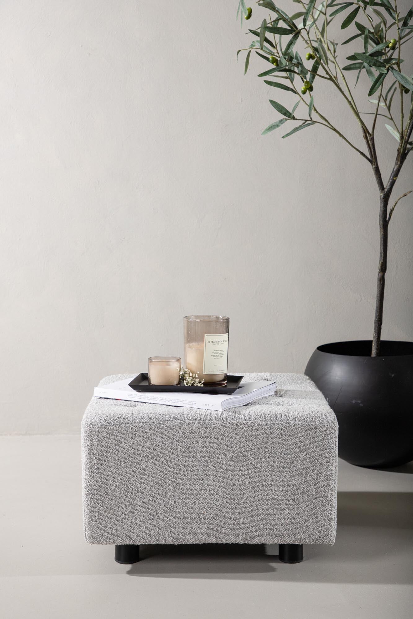 Stilvoller Bowie Pouf von Venture Home: Hochwertiger Boulene-Stoff, moderne Details, ideal als Sitzgelegenheit oder dekoratives Element.