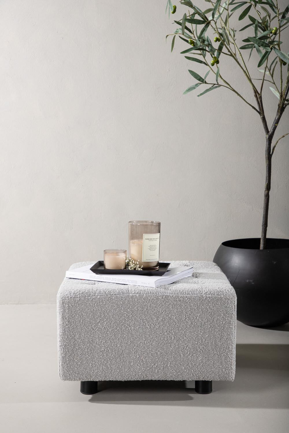Bowie Ottoman / Pouf in Hellgrau präsentiert im Onlineshop von KAQTU Design AG. Pouf ist von Venture Home