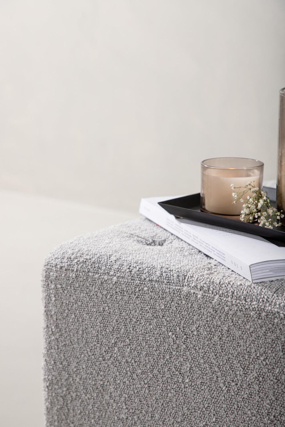 Bowie Ottoman / Pouf in Hellgrau präsentiert im Onlineshop von KAQTU Design AG. Pouf ist von Venture Home