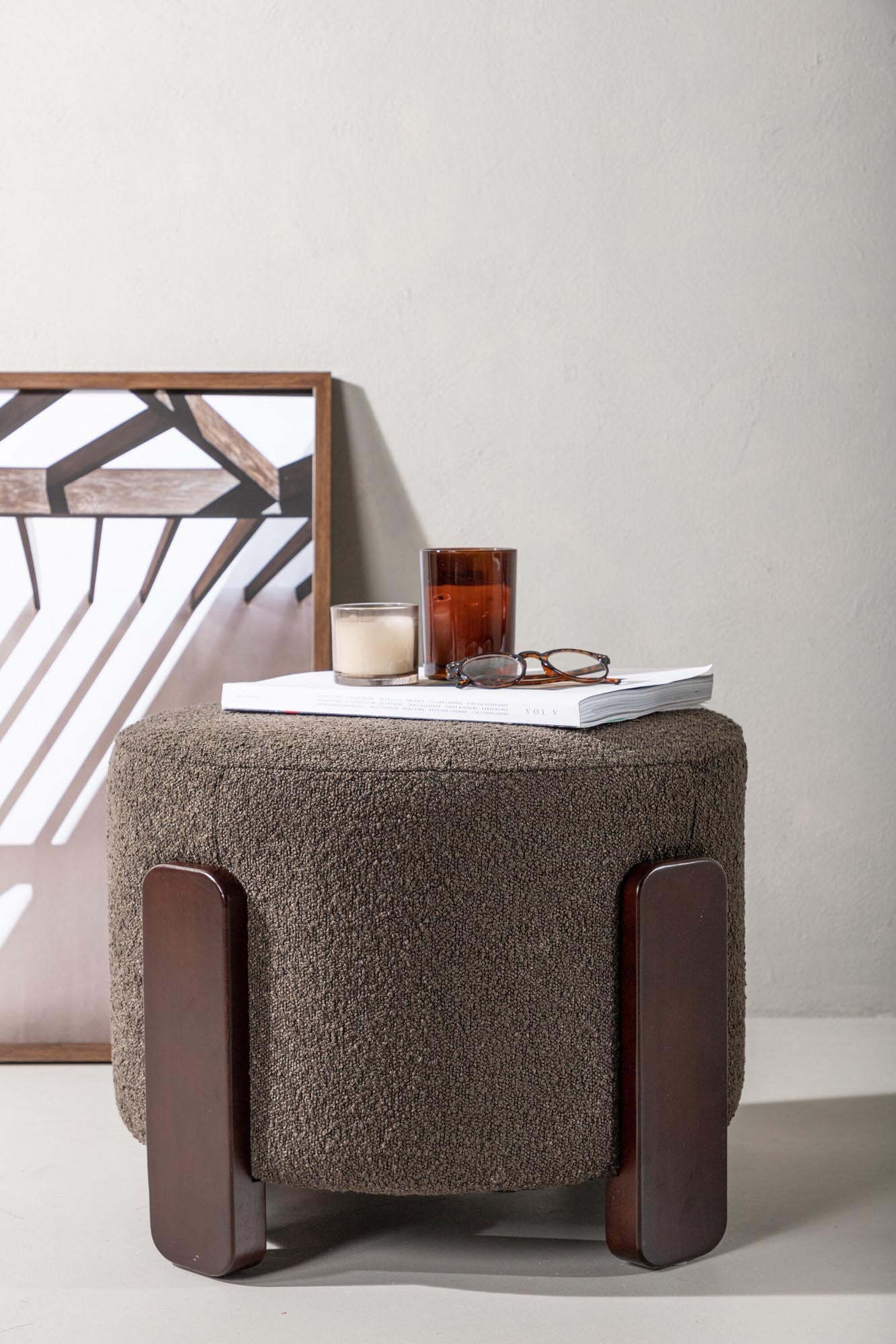 Stilvoller Coffey Pouf von Venture Home: Hochwertiger grauer Boulene-Stoff, stabiler Rahmen, ideal als Sitzgelegenheit oder Fusshocker.
