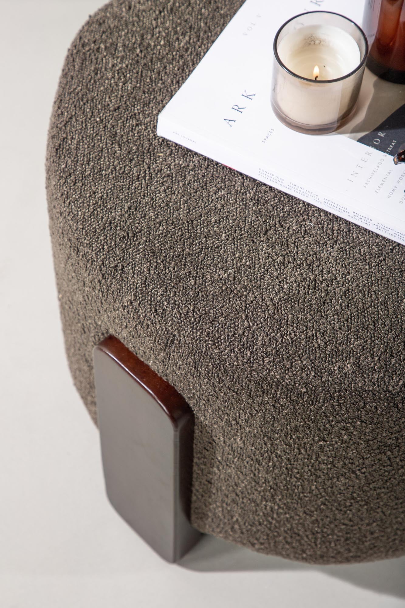 Eleganter Pouf von Venture Home: Komfort und Stil in einem Möbelstück.