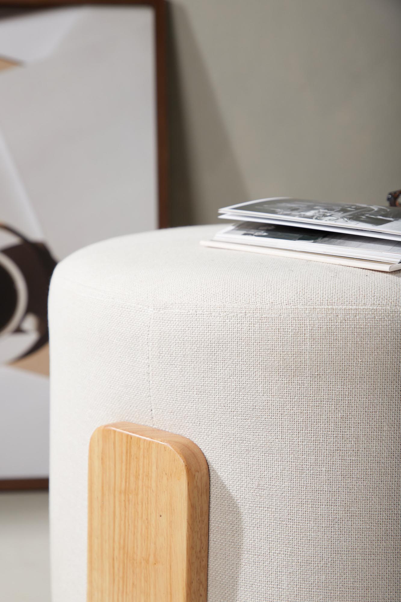 Coffey Pouf von Venture Home: Eleganter, grauer Hocker aus strapazierfähigem Boulene-Stoff, ideal für jeden Raum und vielseitig einsetzbar.