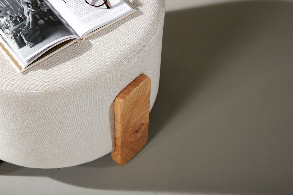 Coffey Ottomane / Pouf in Weiss präsentiert im Onlineshop von KAQTU Design AG. Ottoman ist von Venture Home