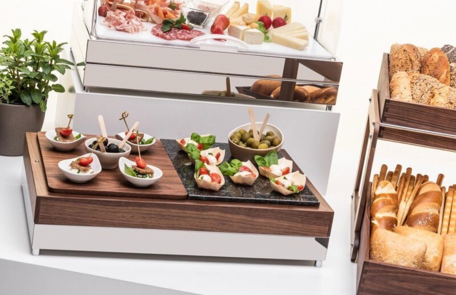 Erleben Sie die stilvolle FANTASY Brotbox 2 Ebenen 2xGN 1/2 aus Walnussholz. Ideal für frische Backwaren, 66x46x37 cm, perfekt für jede professionelle Küche.