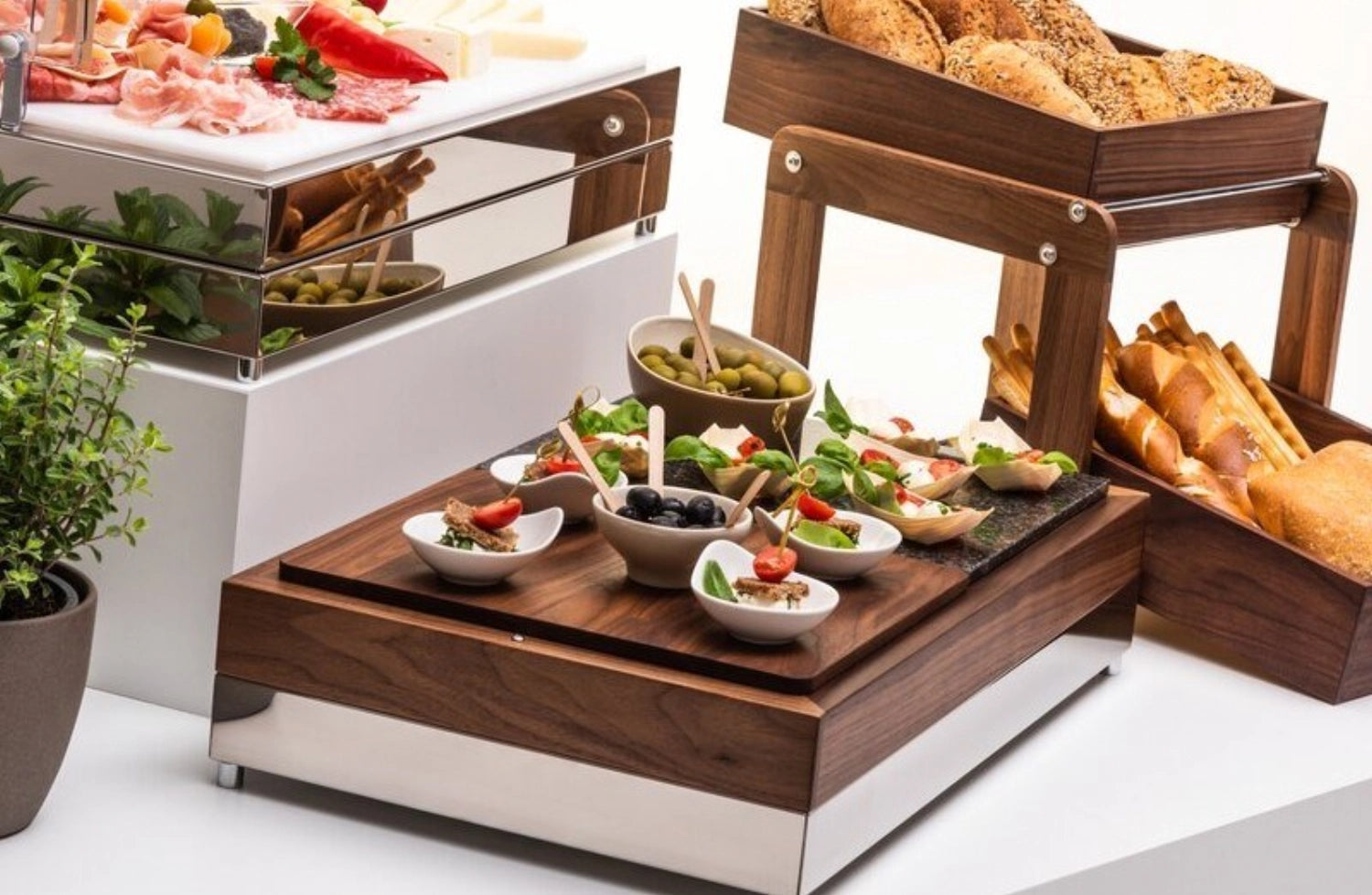 Entdecken Sie die elegante FANTASY Brotbox 2 Ebenen 2xGN 1/2 aus hochwertigem Walnussholz. Mit 66x46x37 cm bietet sie optimalen Platz für frische Backwaren.