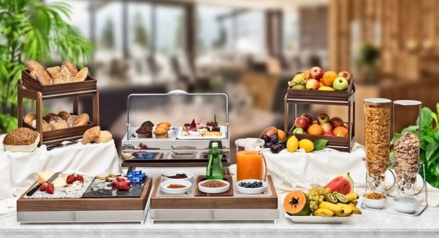 Die FANTASY Brotbox 2 Ebenen 2xGN 1/2 von Maison Truffe vereint Stil und Funktionalität. Aus robustem Walnussholz gefertigt, schützt sie Ihre Backwaren und sorgt für eine ansprechende Präsentation.