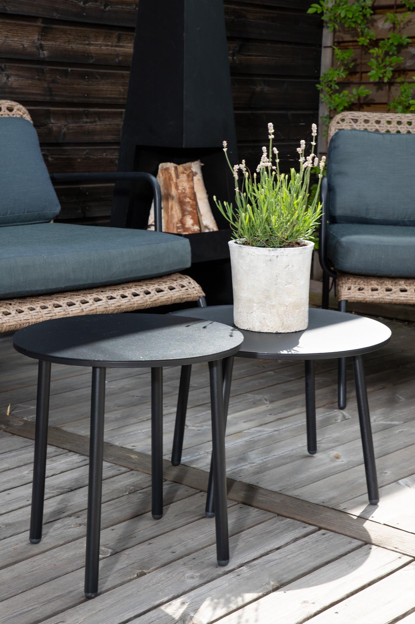 Erleben Sie das Paola Sofa Outdoorset ⌀50cm von Venture Home – eine perfekte Kombination aus elegantem Design und robusten Materialien für entspannte Stunden im Freien.