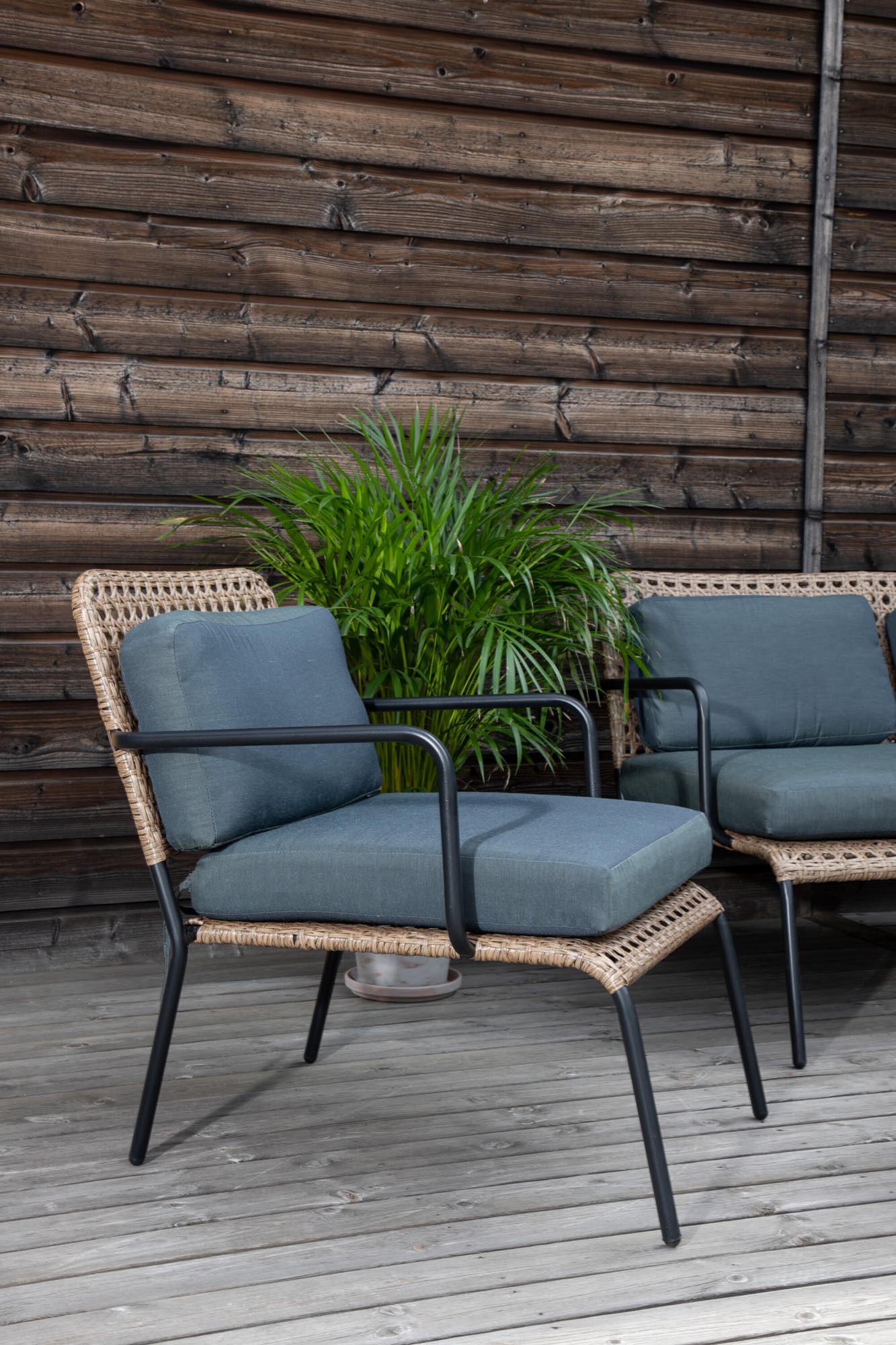 Entdecken Sie das Paola Sofa Outdoorset von Venture Home: modernes Design, langlebige Materialien, ideal für stilvolle Terrassen und entspannte Stunden im Freien.