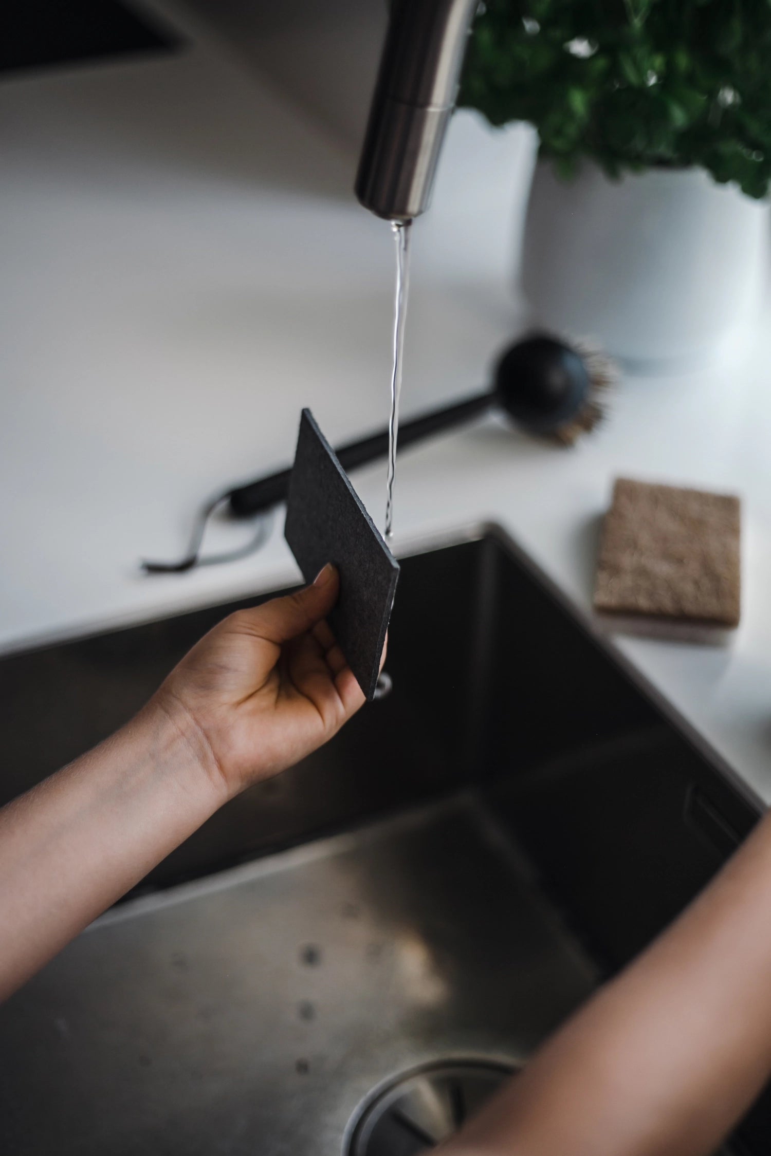 Erlebe den innovativen 2er Set Pop-Up Schwamm von Nordesign – nachhaltig, elegant und perfekt für alle Reinigungsaufgaben in deinem Zuhause.