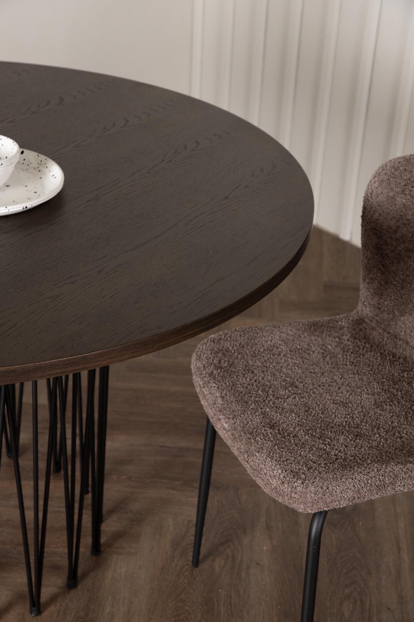 Entdecken Sie den Stone Esstisch von Furniture Fashion: oval, elegant und robust. Perfekt für gesellige Runden und stilvolle Einrichtung.