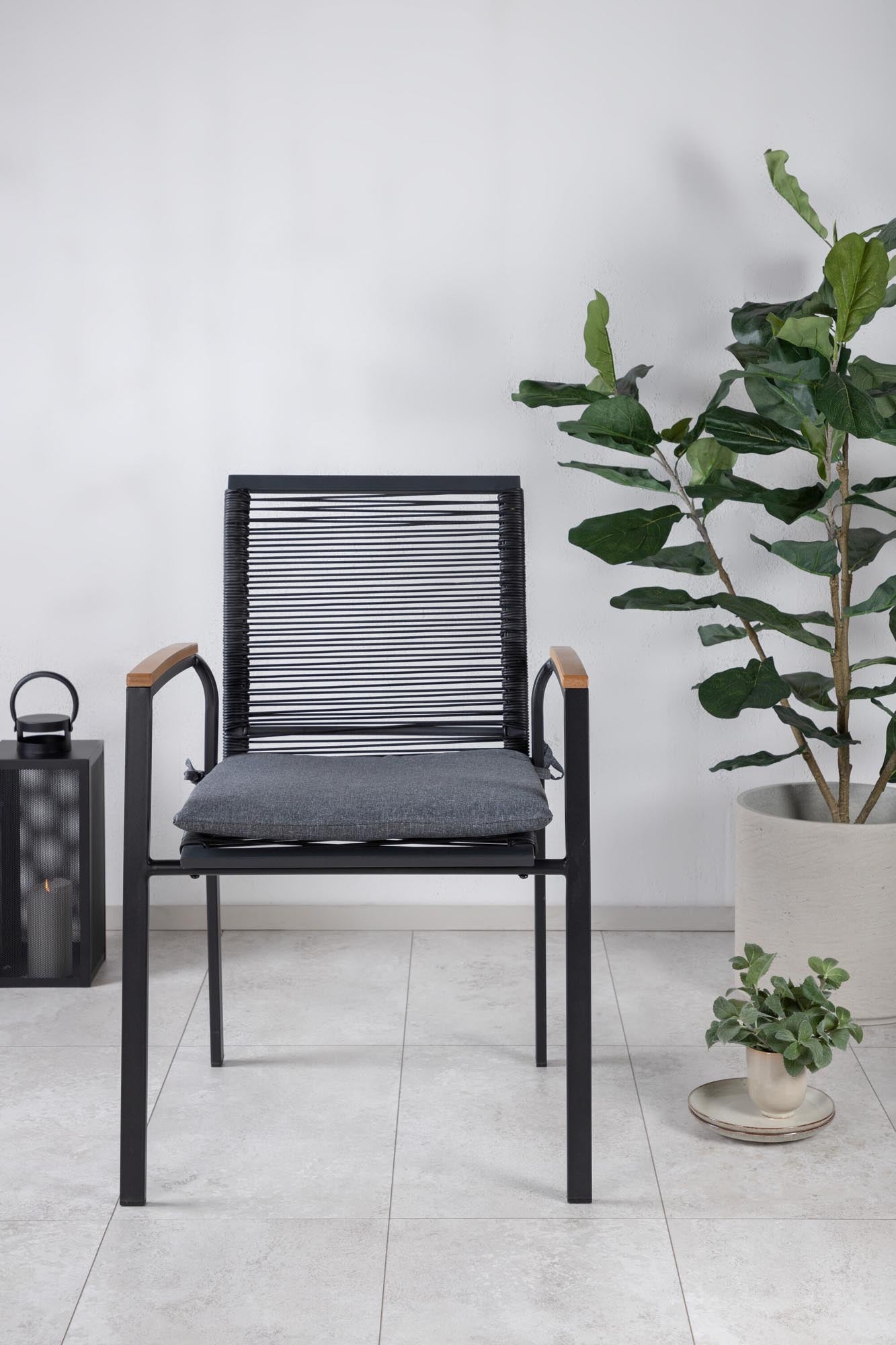 Dallas Gartenstuhl in Schwarz präsentiert im Onlineshop von KAQTU Design AG. Gartenstuhl mit Armlehnen ist von Venture Home