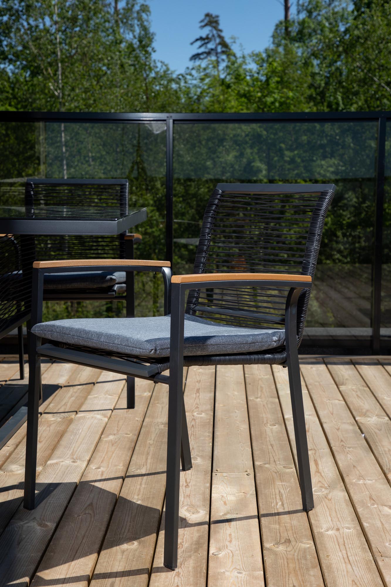 Dallas Gartenstuhl in Schwarz präsentiert im Onlineshop von KAQTU Design AG. Gartenstuhl mit Armlehnen ist von Venture Home