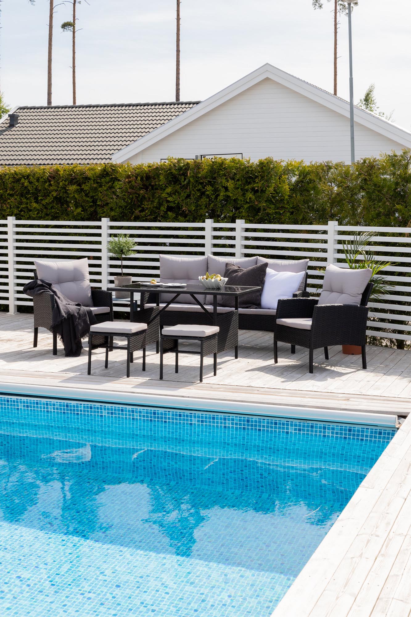 Knock Sofa Outdoorset 120cm in Schwarz / Grau präsentiert im Onlineshop von KAQTU Design AG. Loungeset ist von Venture Home
