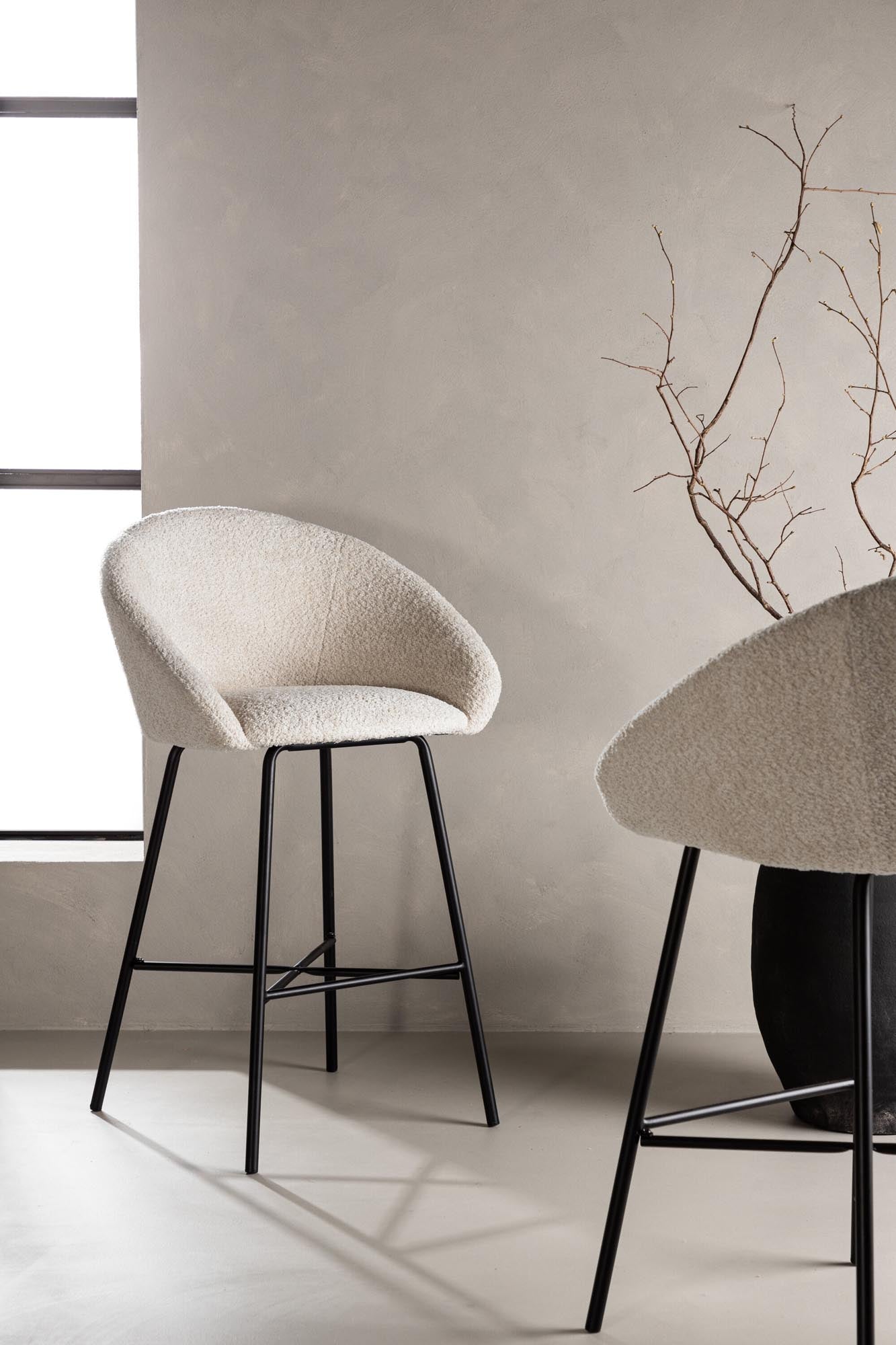 Eleganter Velvet Barstuhl von Venture Home in Grau: Luxuriöser Samt, stabile Stahlbeine, ideal für stilvolle Essbereiche und gesellige Momente.