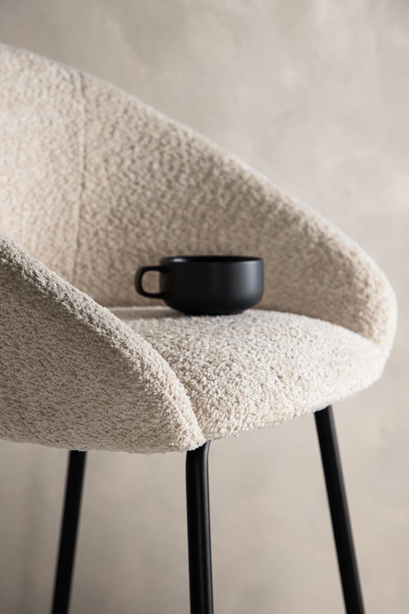 Stilvoller Velvet Barstuhl von Venture Home in Grau: Hochwertiger Samt, robuste Metallbeine, perfekt für moderne Esszimmer und gesellige Abende.