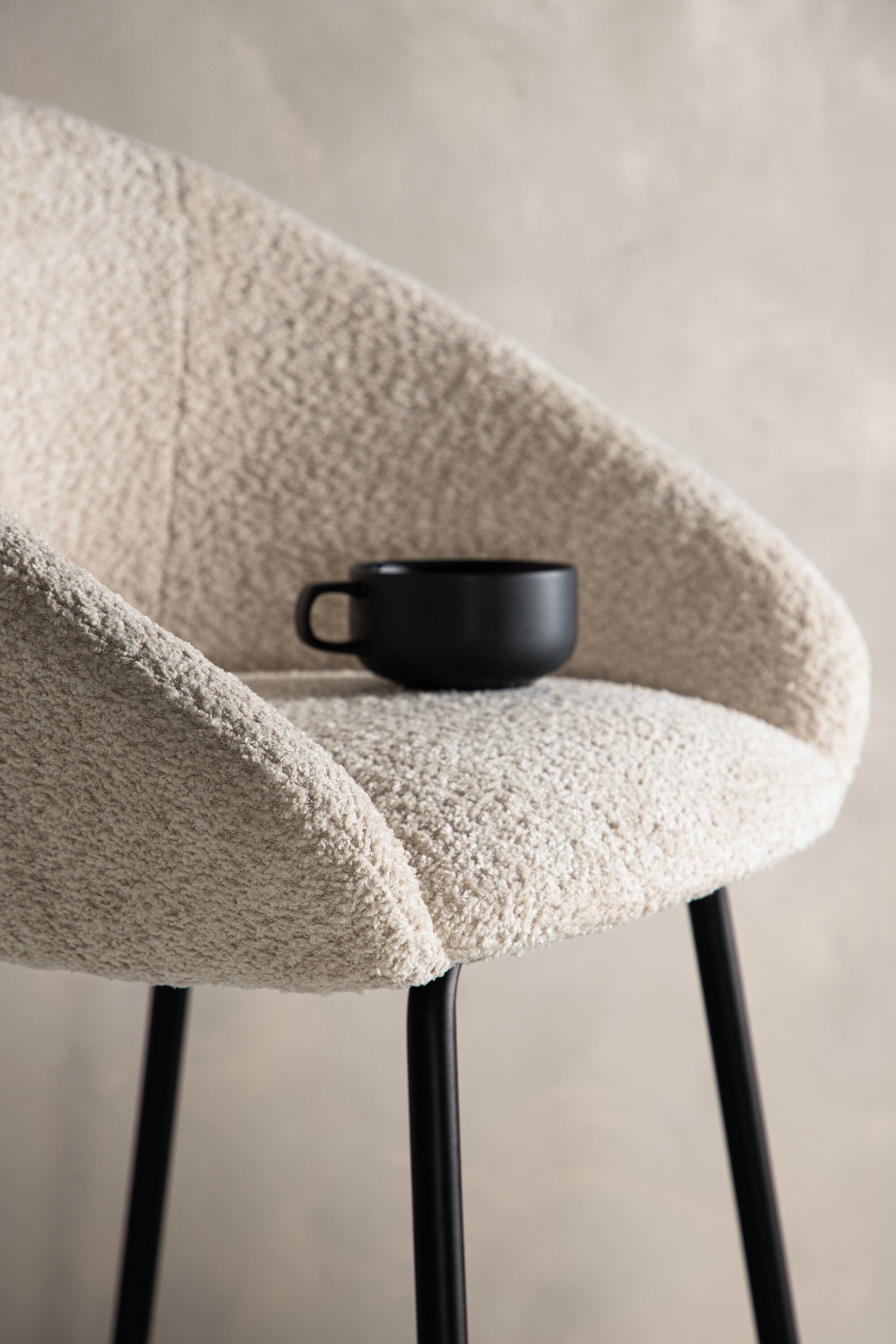Velvet Barstuhl in Weiss präsentiert im Onlineshop von KAQTU Design AG. Barstuhl ist von Venture Home