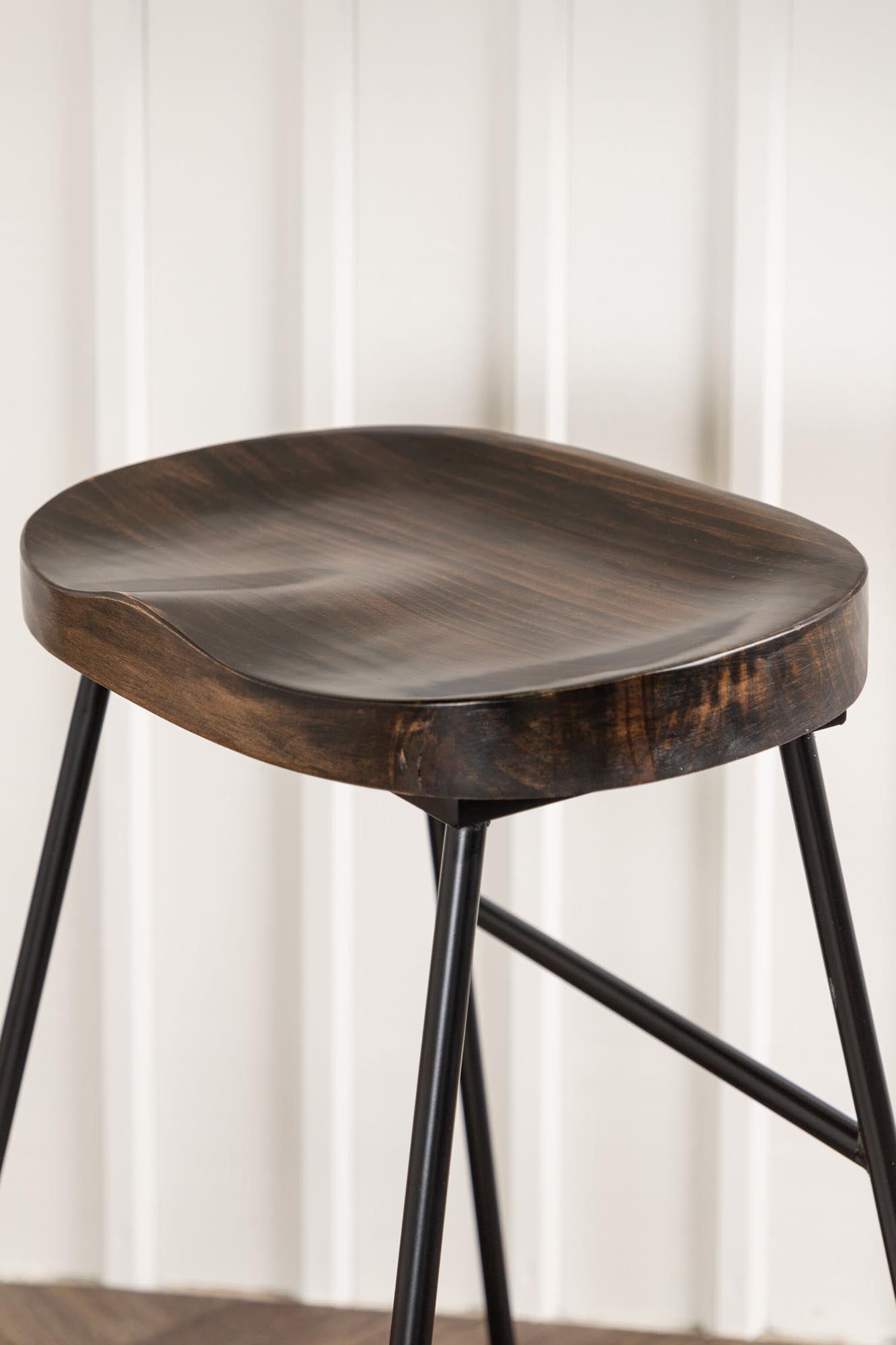 Stylischer Ozark Barstuhl von Venture Home: Hochwertige Verarbeitung, ergonomische Sitzfläche und robustes Untergestell für maximalen Komfort.