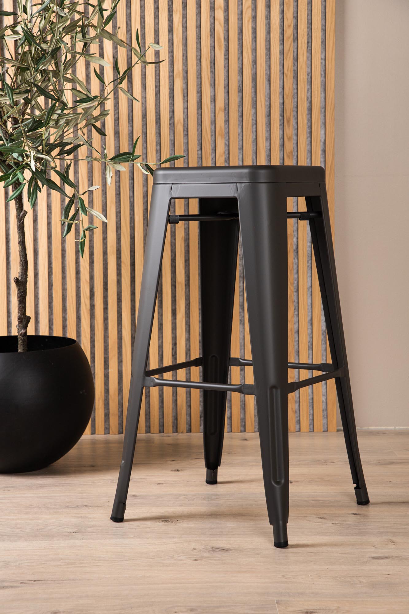 Moderner Tempe Barstuhl von Venture Home in elegantem Beige.