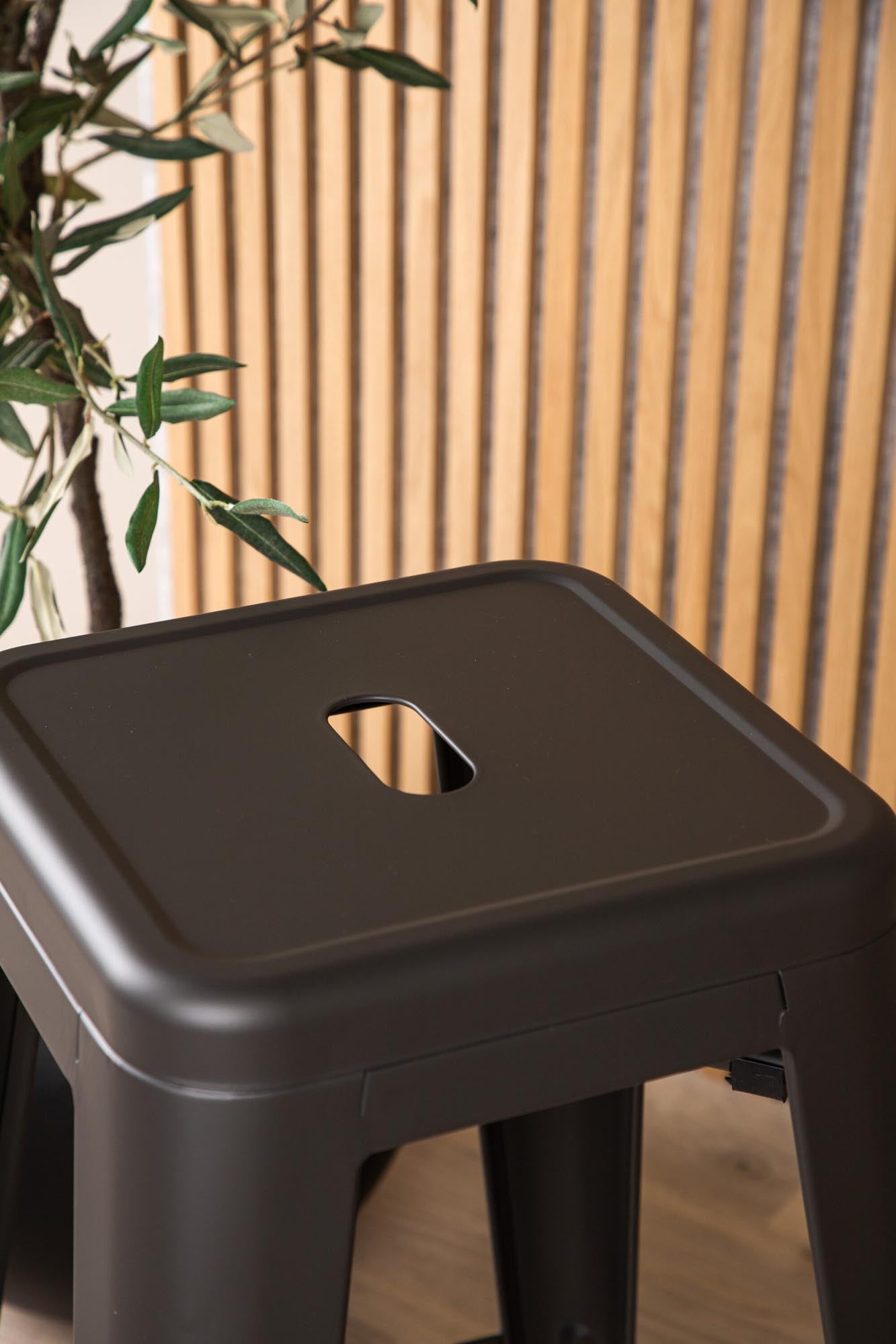 Eleganter Tempe Barstuhl von Venture Home in sanftem Beige. Hochwertig, ergonomisch und ideal für stilvolle Räume.