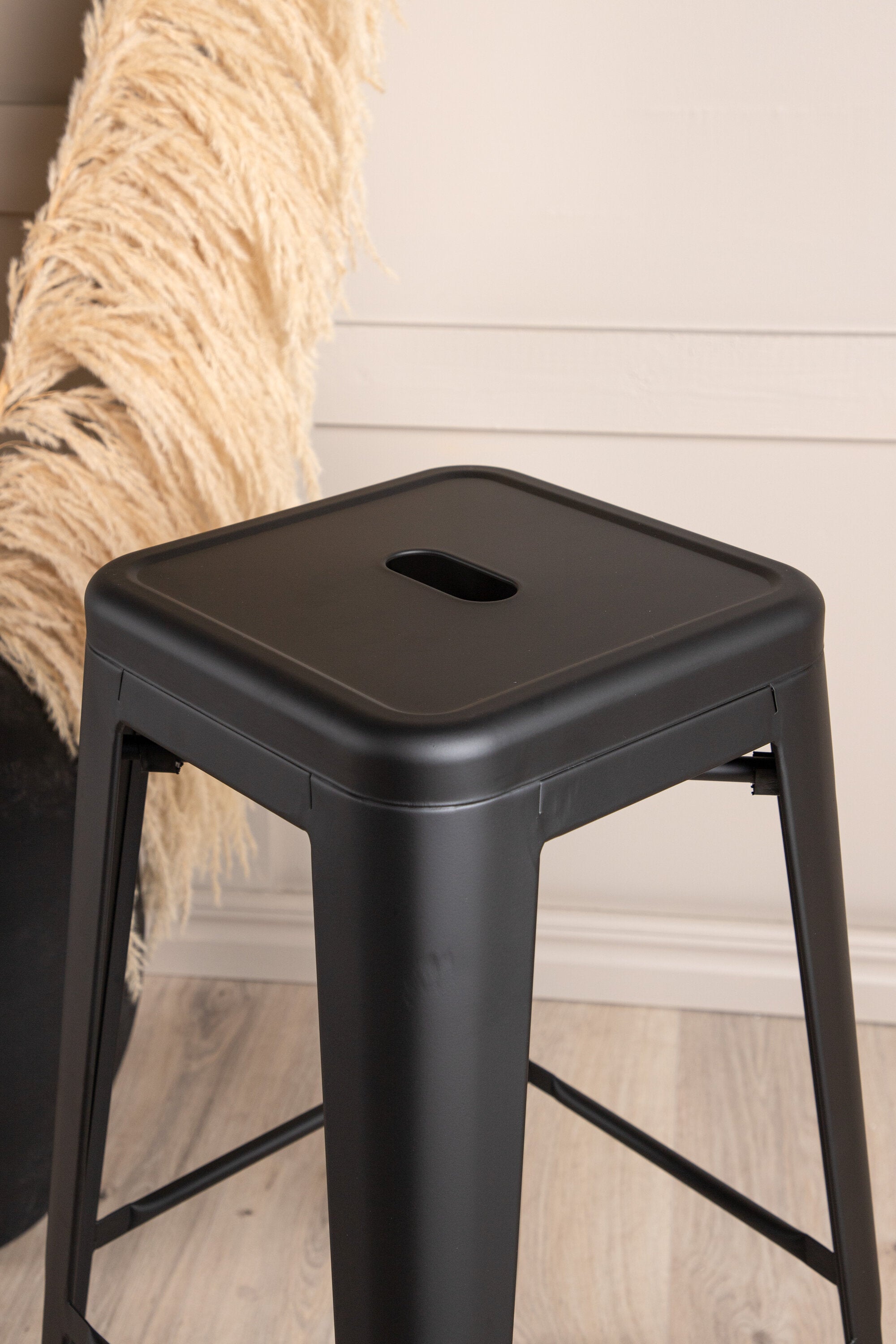 Tempe Barstuhl in Schwarz präsentiert im Onlineshop von KAQTU Design AG. Barhocker ist von Venture Home