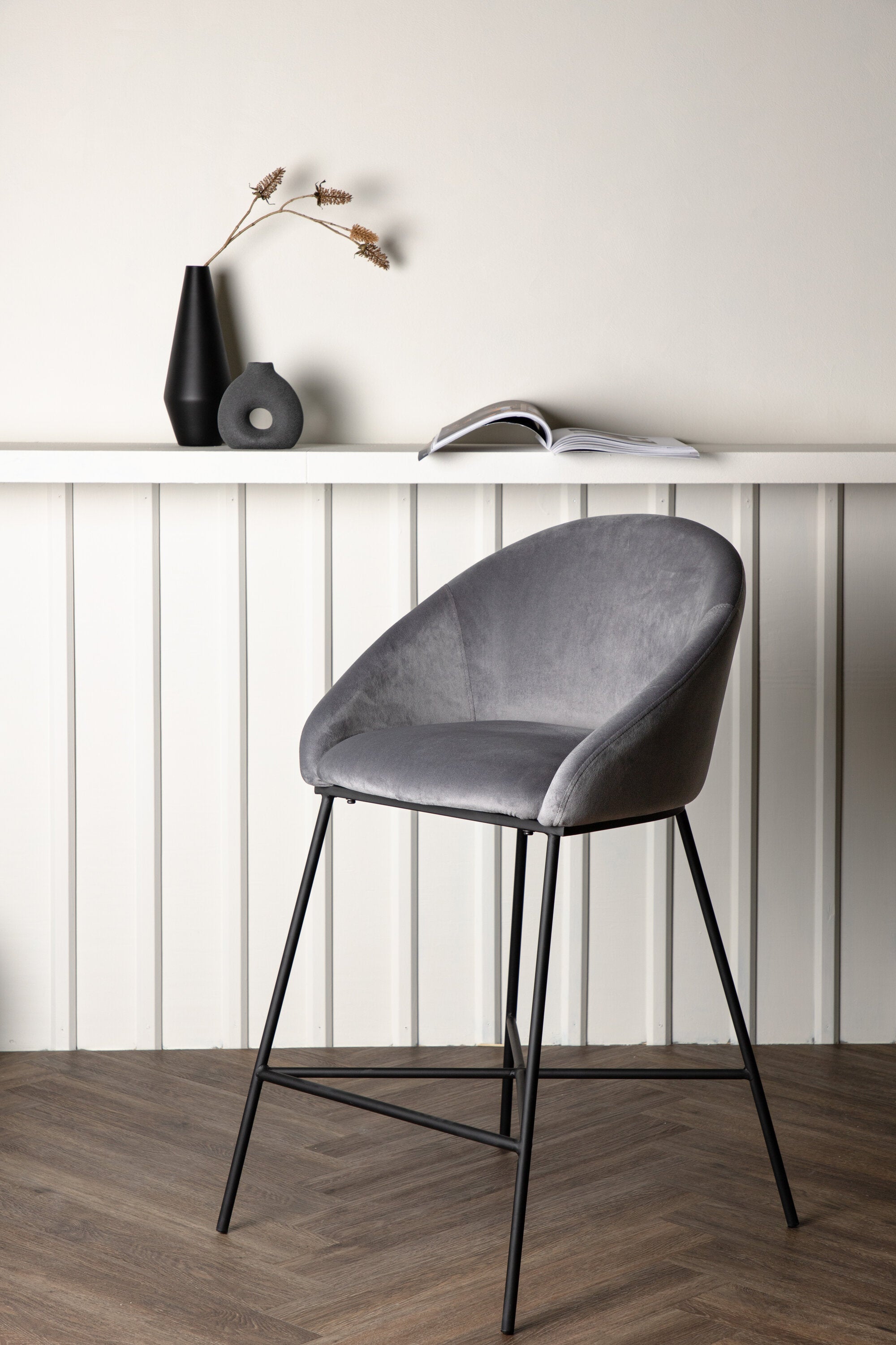 Velvet Barstuhl in Dunkelgrau präsentiert im Onlineshop von KAQTU Design AG. Barstuhl ist von Venture Home