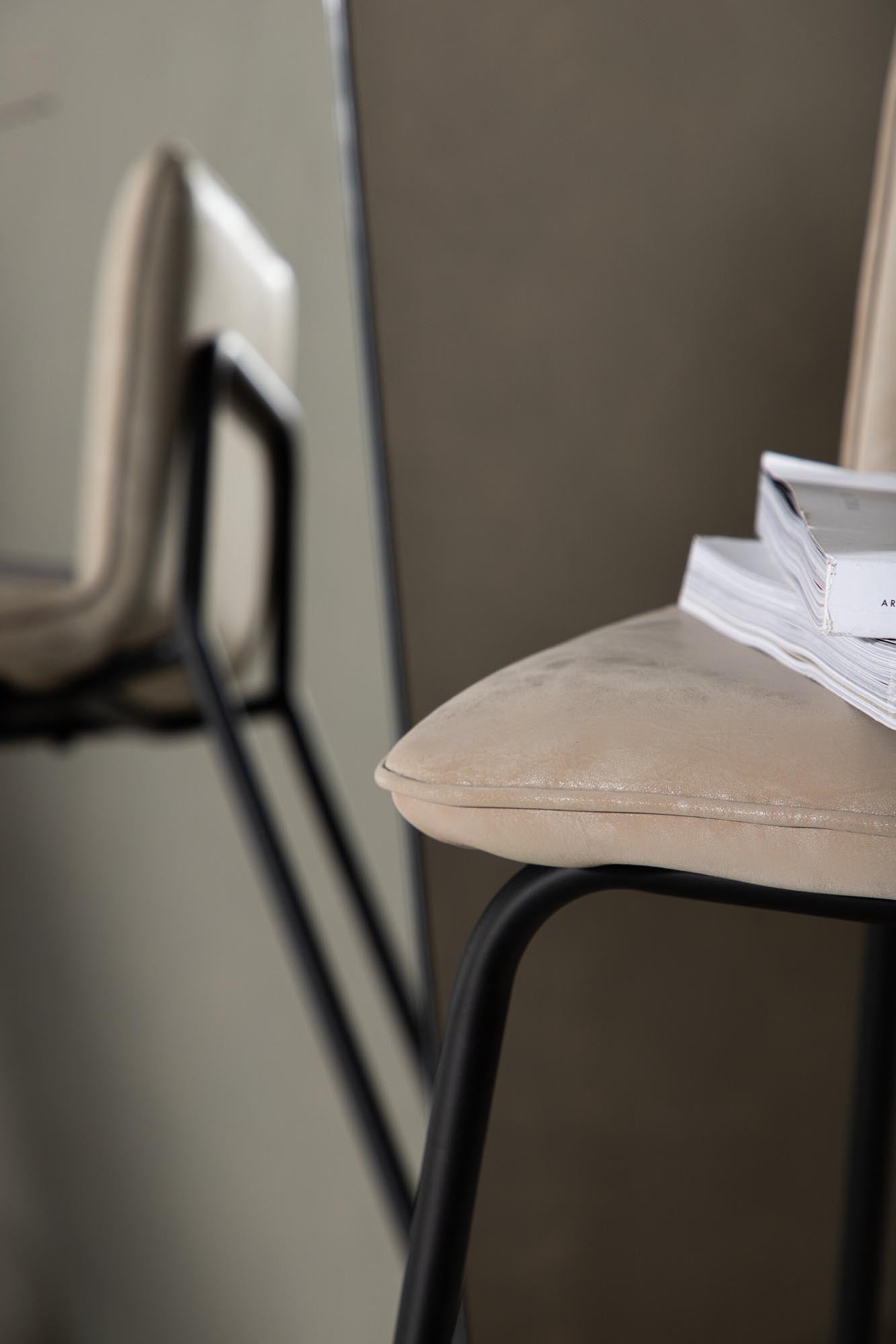 Entdecken Sie den Bisbee Barstuhl von Venture Home – skandinavisches Design trifft auf Komfort und Funktionalität für Ihr Zuhause.