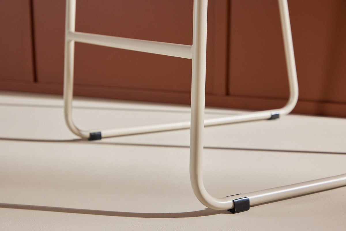 Bisbee Barstuhl in Beige präsentiert im Onlineshop von KAQTU Design AG. Barstuhl ist von Venture Home