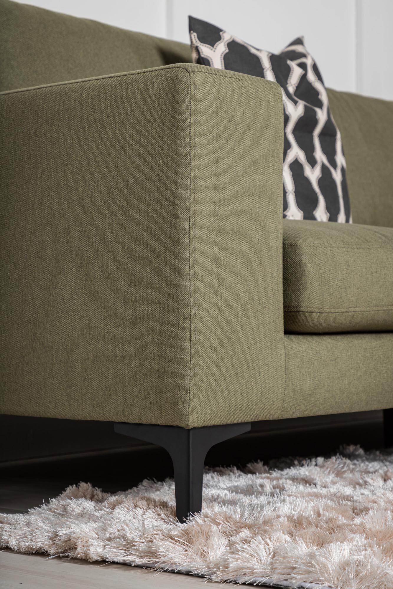 Stilvolles Bolero Sofa von Venture Home mit weichem Samtbezug.