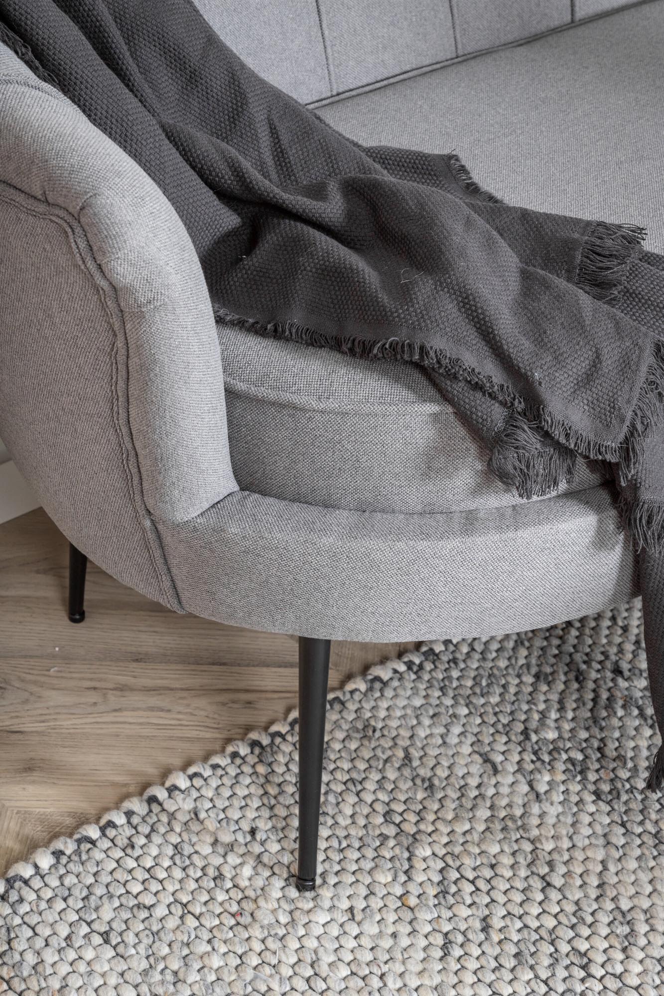 Calais Sofa in Grau präsentiert im Onlineshop von KAQTU Design AG. 3er Sofa ist von Venture Home