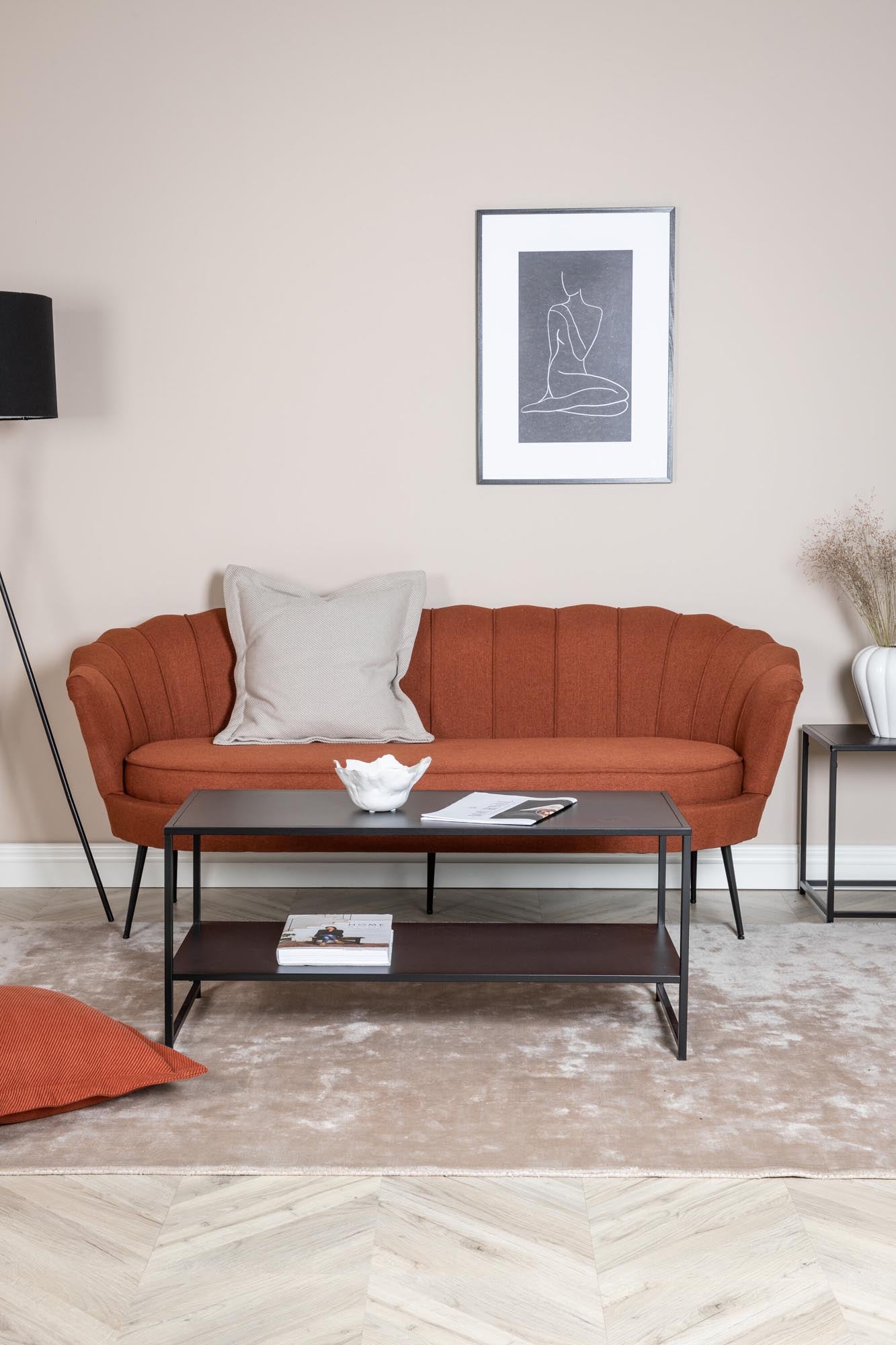 Calais Sofa in Rot präsentiert im Onlineshop von KAQTU Design AG. 3er Sofa ist von Venture Home