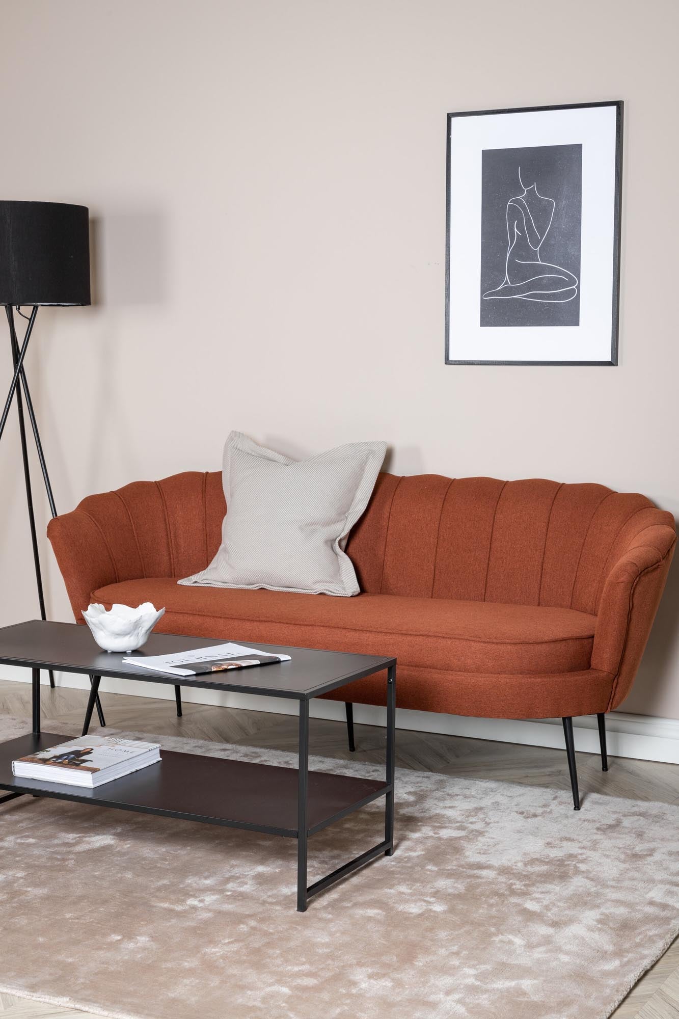 Calais Sofa von Venture Home: Luxuriöser Samt, elegantes Design und optimaler Komfort für entspannte Stunden mit Familie und Freunden.