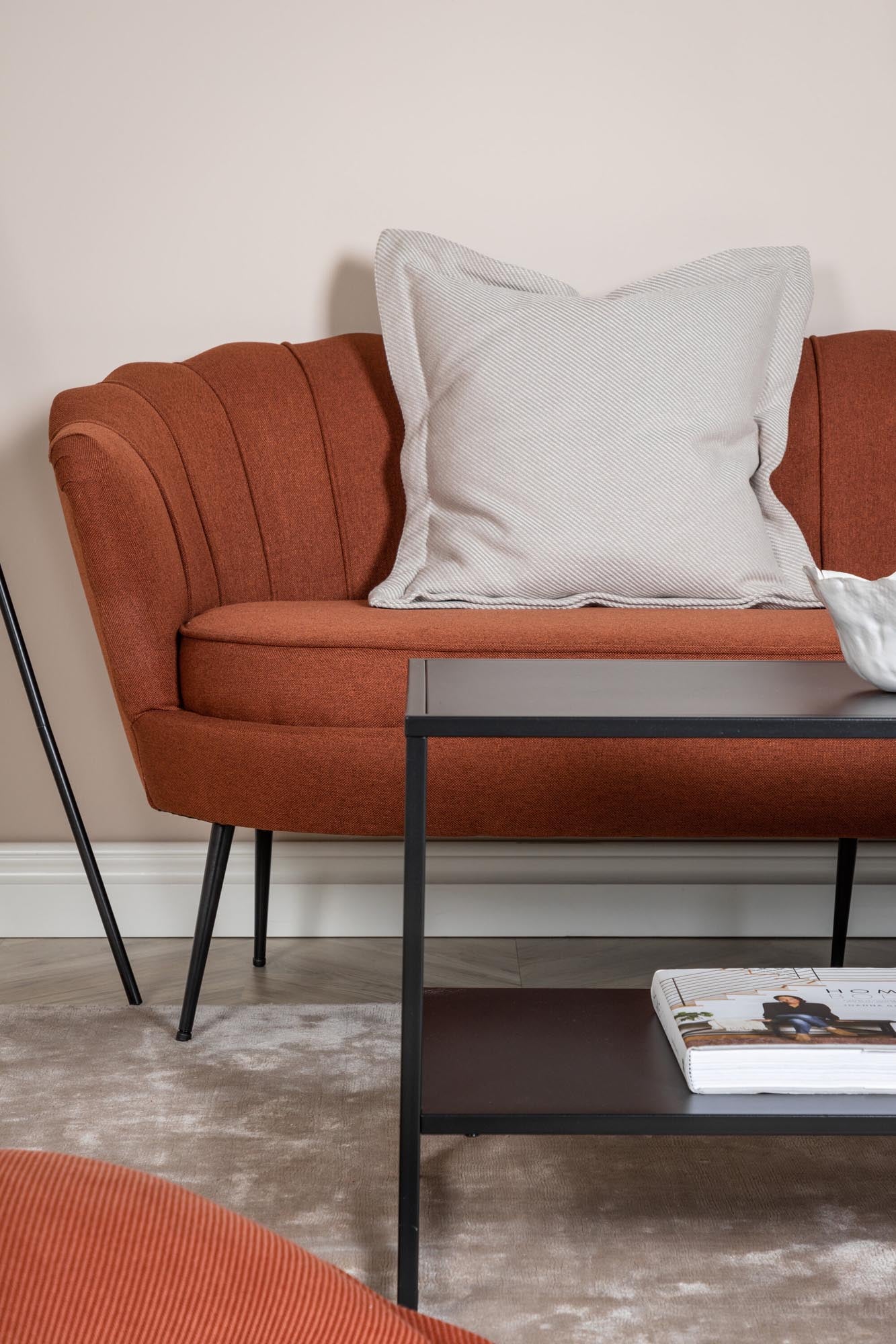 Calais Sofa in Rot präsentiert im Onlineshop von KAQTU Design AG. 3er Sofa ist von Venture Home