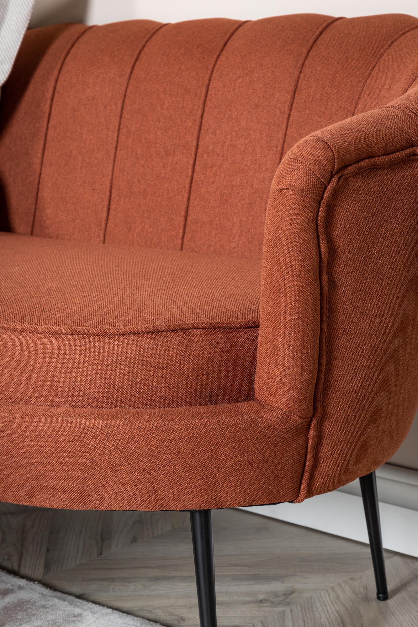 Calais Sofa von Venture Home: Luxuriöser Samt, elegantes Design und optimaler Komfort für entspannte Stunden mit Familie und Freunden.